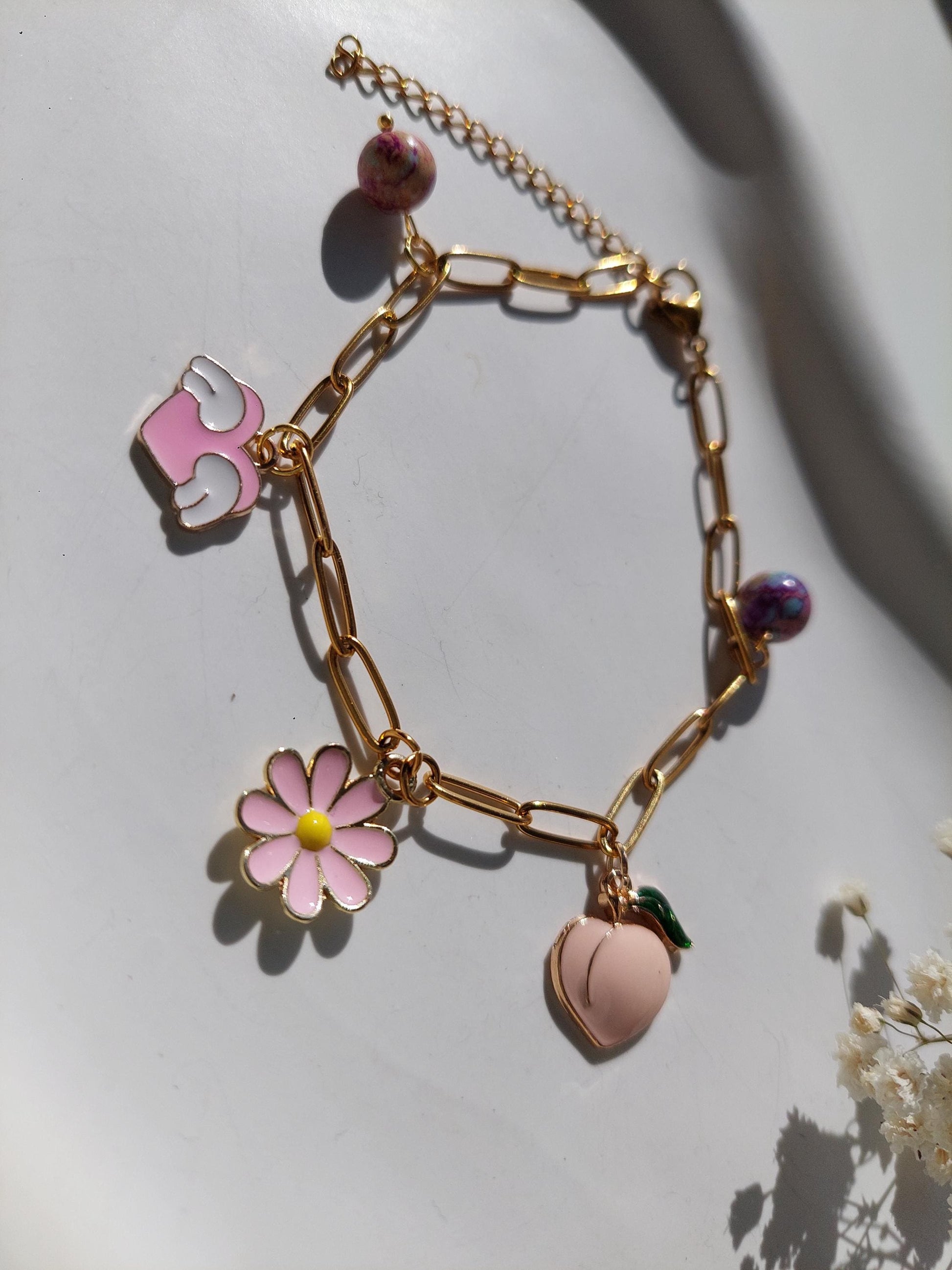 Verspieltes Charm-Armband mit Pfirsich, Blume & Herz – Vergoldetes Edelstahl Armband - Intuitive Armbänder, Summer Vibes, Spring Vibes, Boho