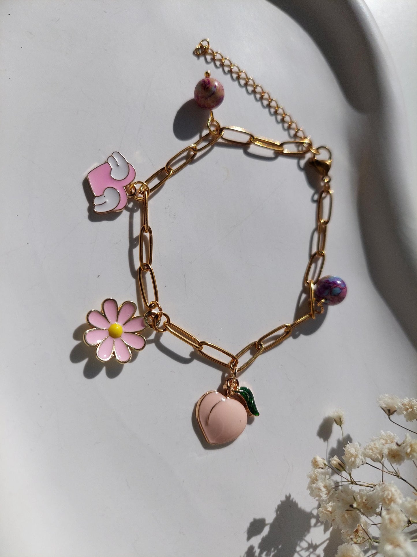 Verspieltes Charm-Armband mit Pfirsich, Blume & Herz – Vergoldetes Edelstahl Armband - Intuitive Armbänder, Summer Vibes, Spring Vibes, Boho