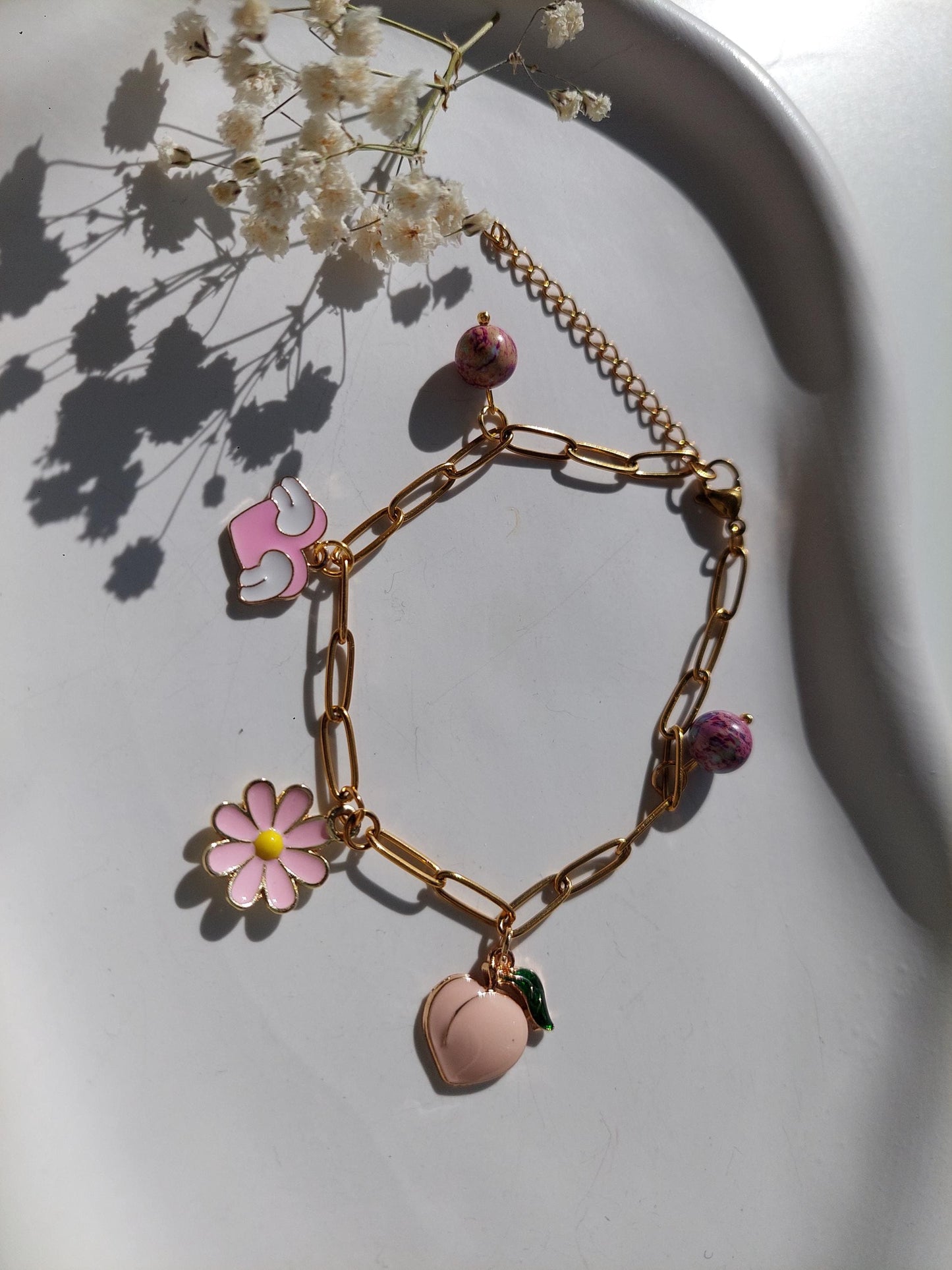 Verspieltes Charm-Armband mit Pfirsich, Blume & Herz – Vergoldetes Edelstahl Armband - Intuitive Armbänder, Summer Vibes, Spring Vibes, Boho