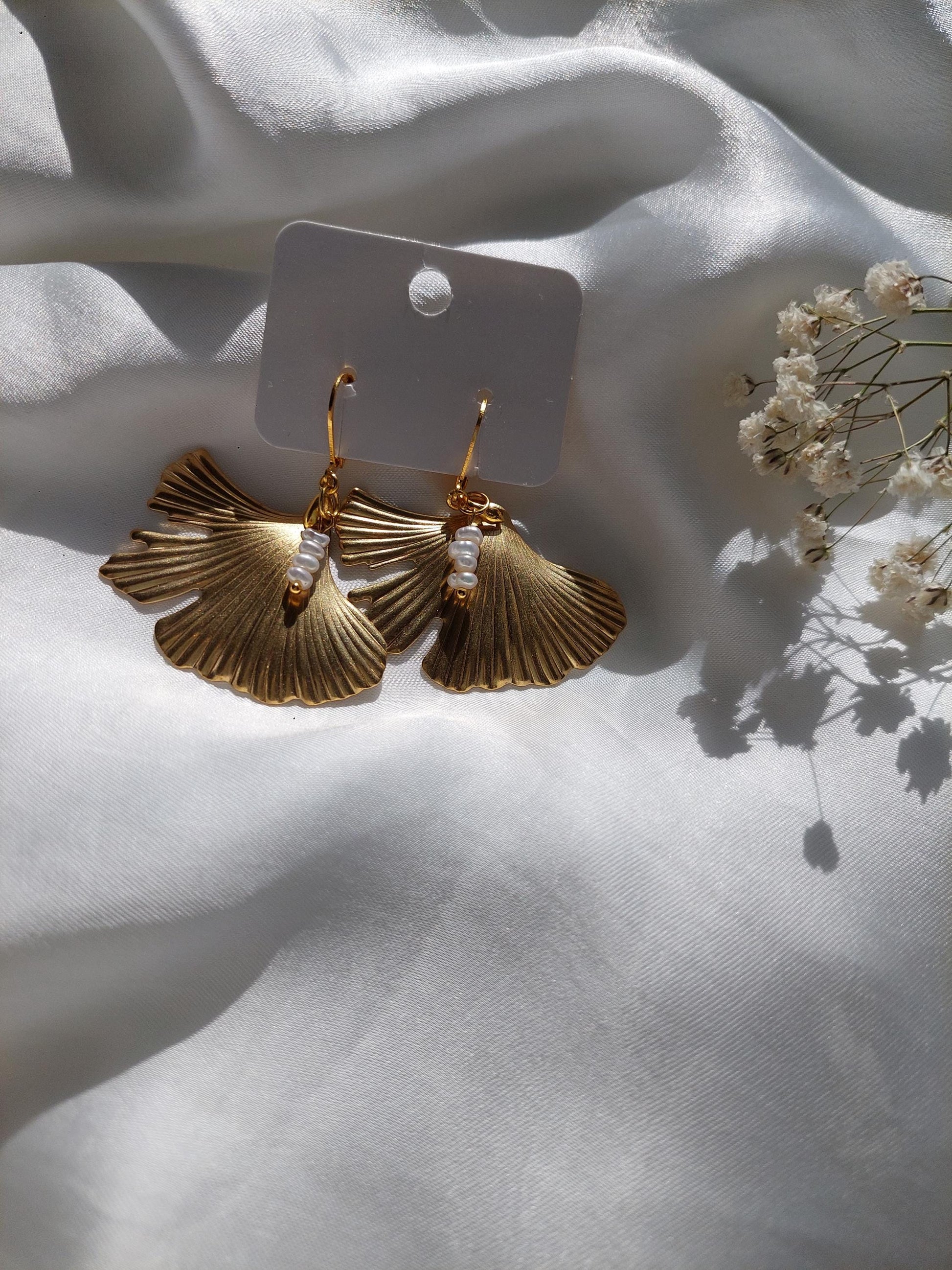 Vergoldete Ginkgo Ohrhänger mit Perlen – Elegante Statement Ohrringe - Boho - Muschelperlen - golden - Hängeohrringe - Elegant - Für Sie
