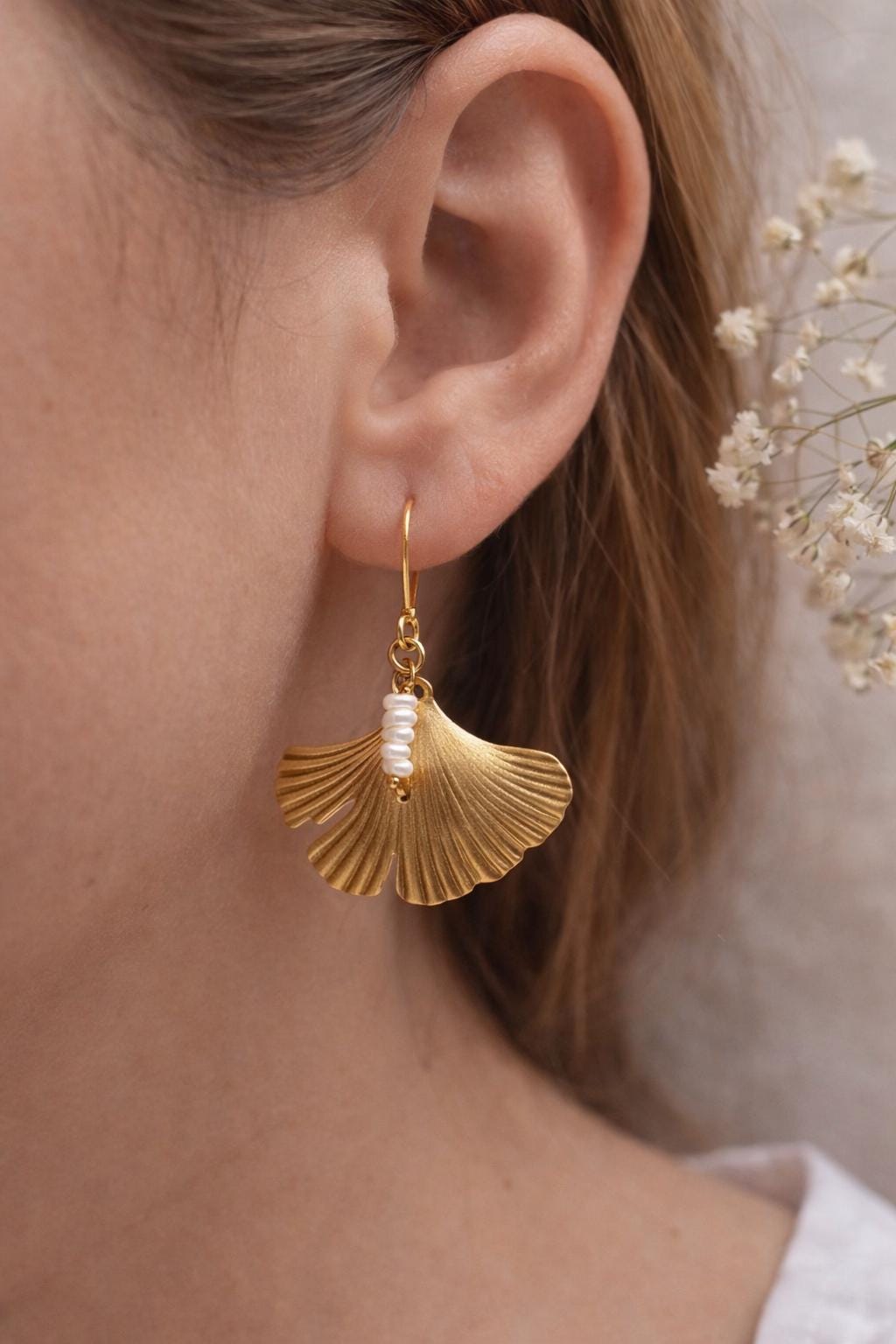 Vergoldete Ginkgo Ohrhänger mit Perlen – Elegante Statement Ohrringe - Boho - Muschelperlen - golden - Hängeohrringe - Elegant - Für Sie