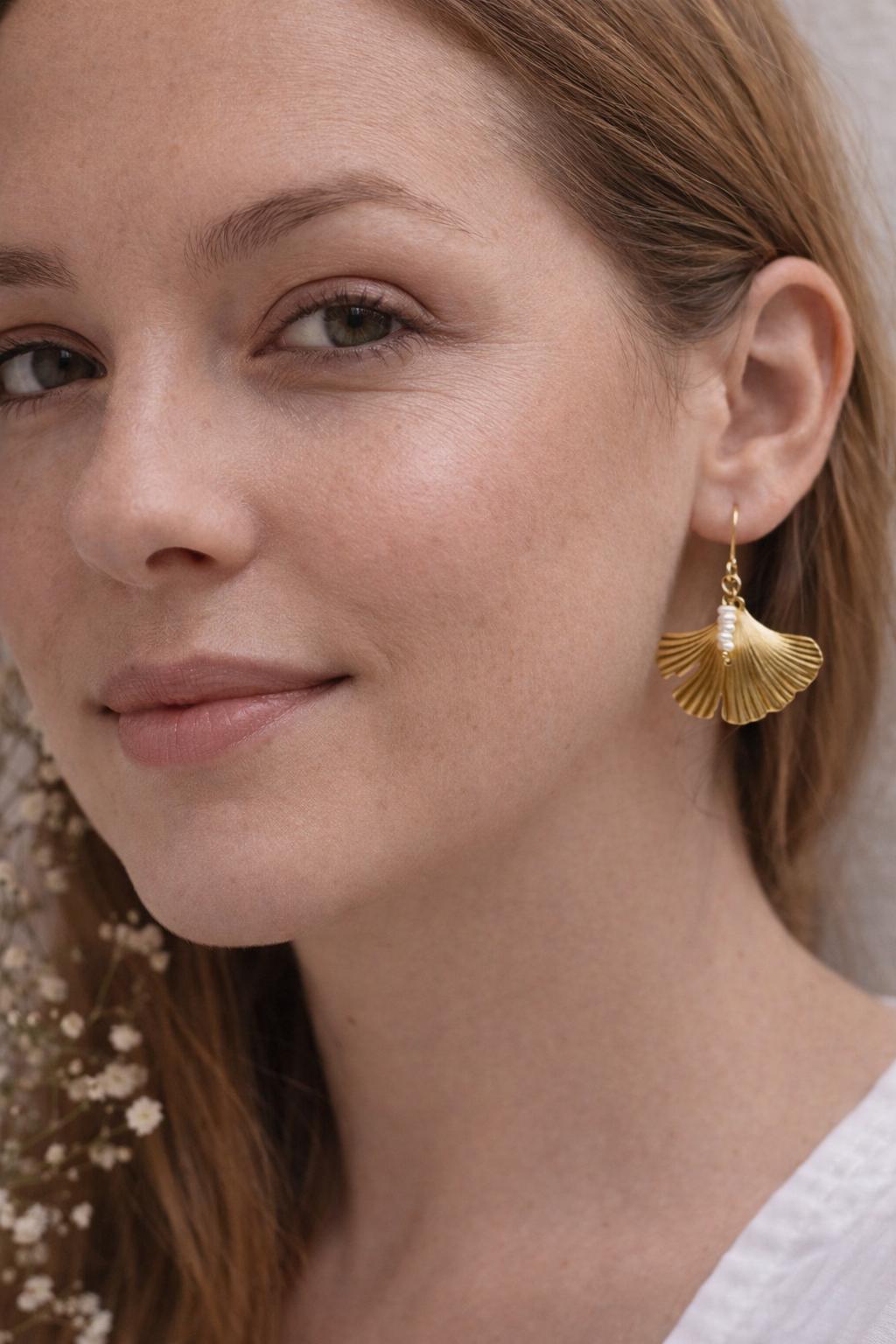 Vergoldete Ginkgo Ohrhänger mit Perlen – Elegante Statement Ohrringe - Boho - Muschelperlen - golden - Hängeohrringe - Elegant - Für Sie