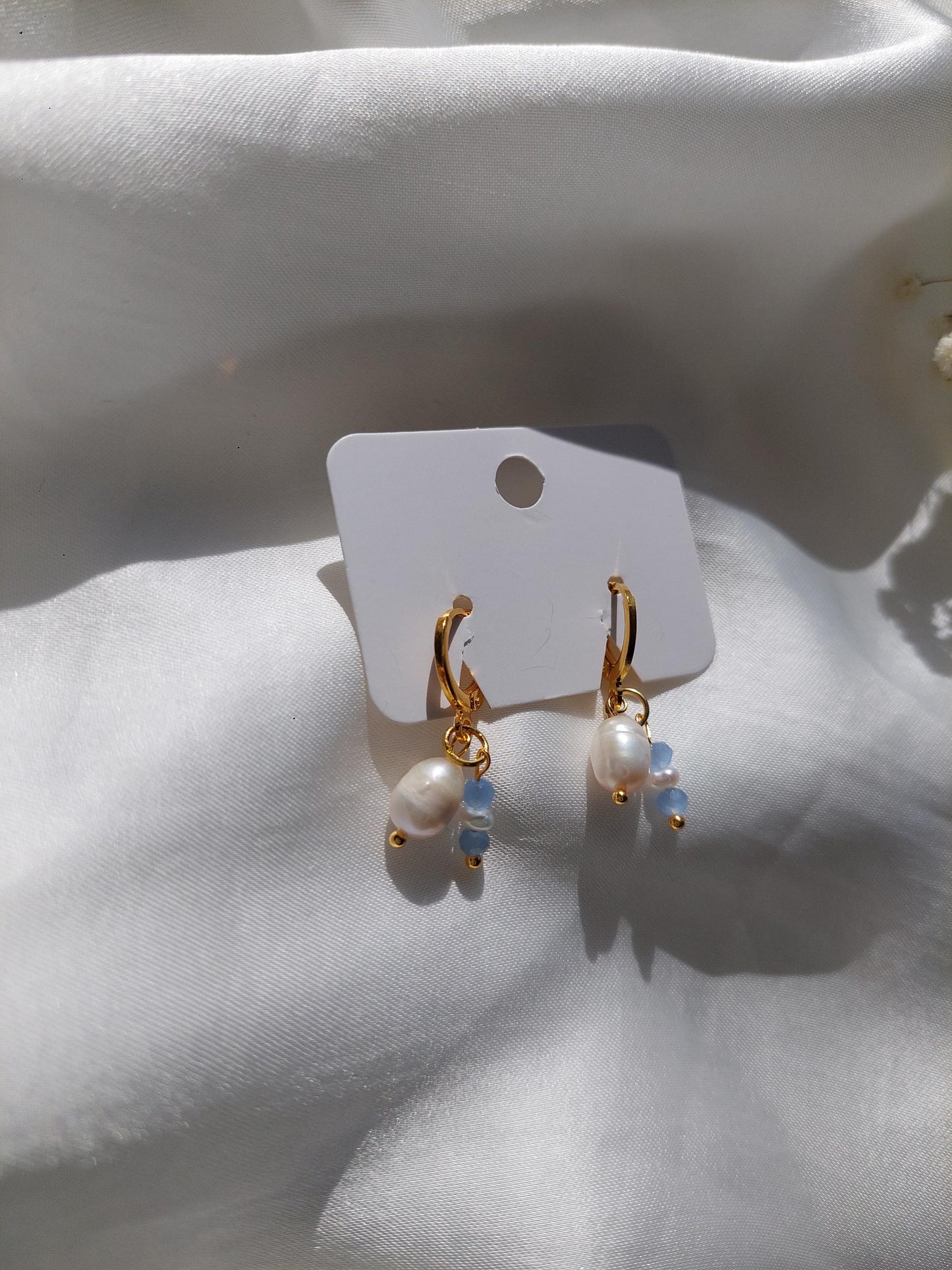 Vergoldete Perlen Creolen mit blauen Perlen – Zarte Edelstahl Ohrringe - Wedding - Gift For Her - Boho - Hängeohrringe - Muschelperlen