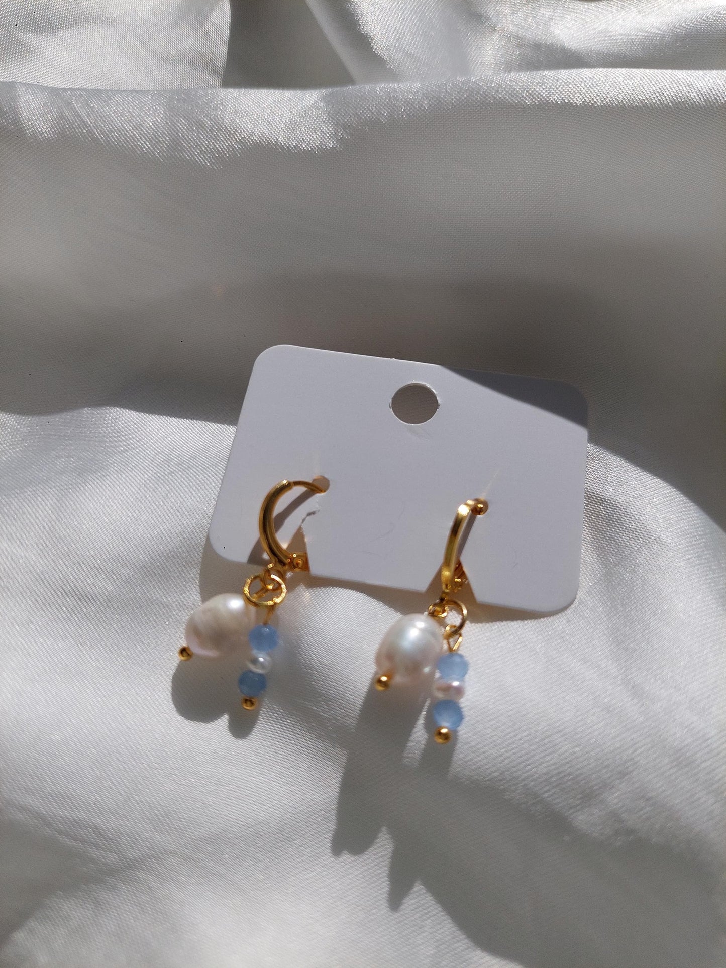 Vergoldete Perlen Creolen mit blauen Perlen – Zarte Edelstahl Ohrringe - Wedding - Gift For Her - Boho - Hängeohrringe - Muschelperlen