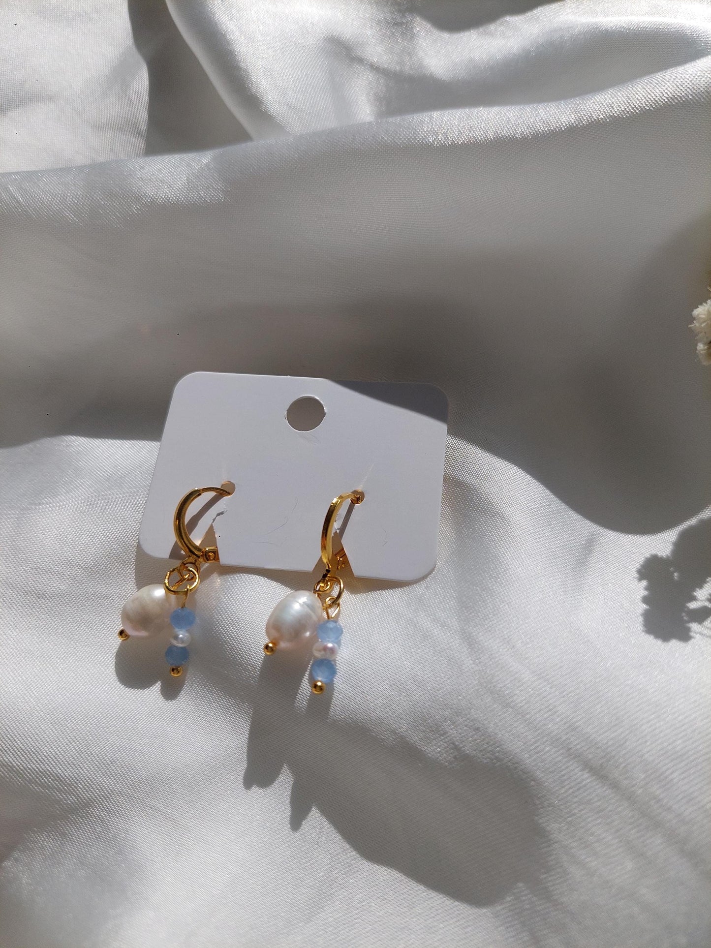 Vergoldete Perlen Creolen mit blauen Perlen – Zarte Edelstahl Ohrringe - Wedding - Gift For Her - Boho - Hängeohrringe - Muschelperlen