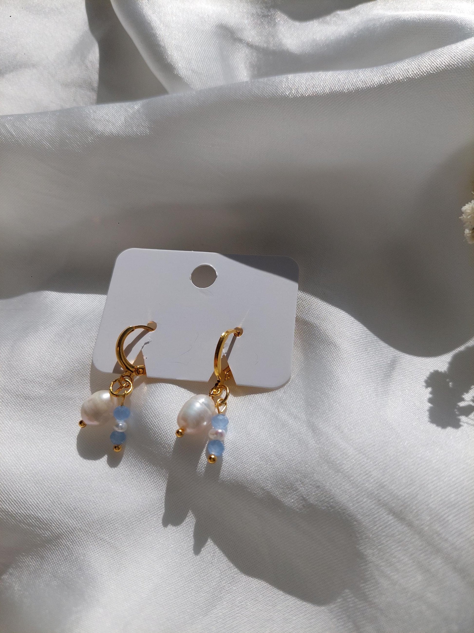Vergoldete Perlen Creolen mit blauen Perlen – Zarte Edelstahl Ohrringe - Wedding - Gift For Her - Boho - Hängeohrringe - Muschelperlen