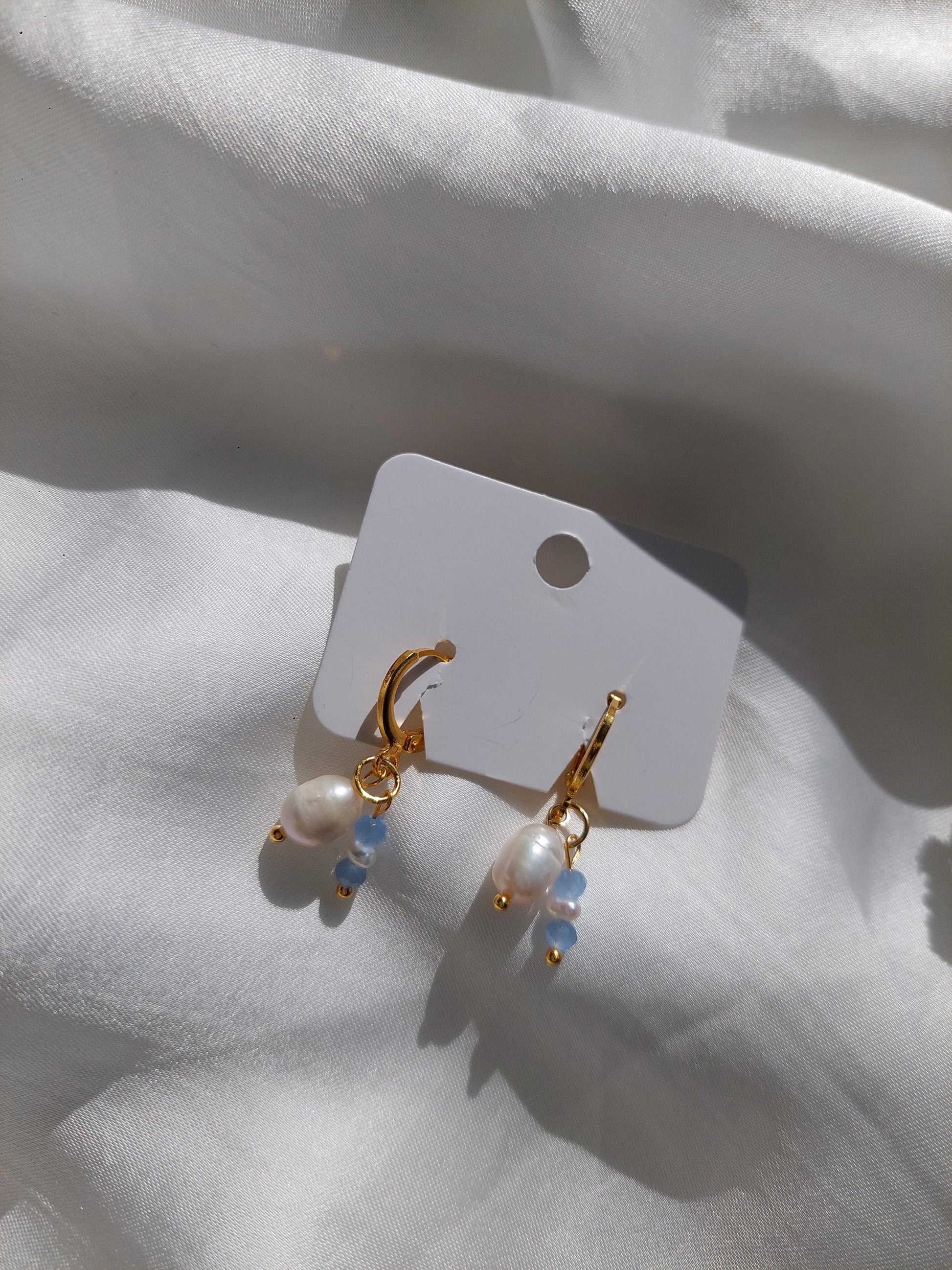 Vergoldete Perlen Creolen mit blauen Perlen – Zarte Edelstahl Ohrringe - Wedding - Gift For Her - Boho - Hängeohrringe - Muschelperlen