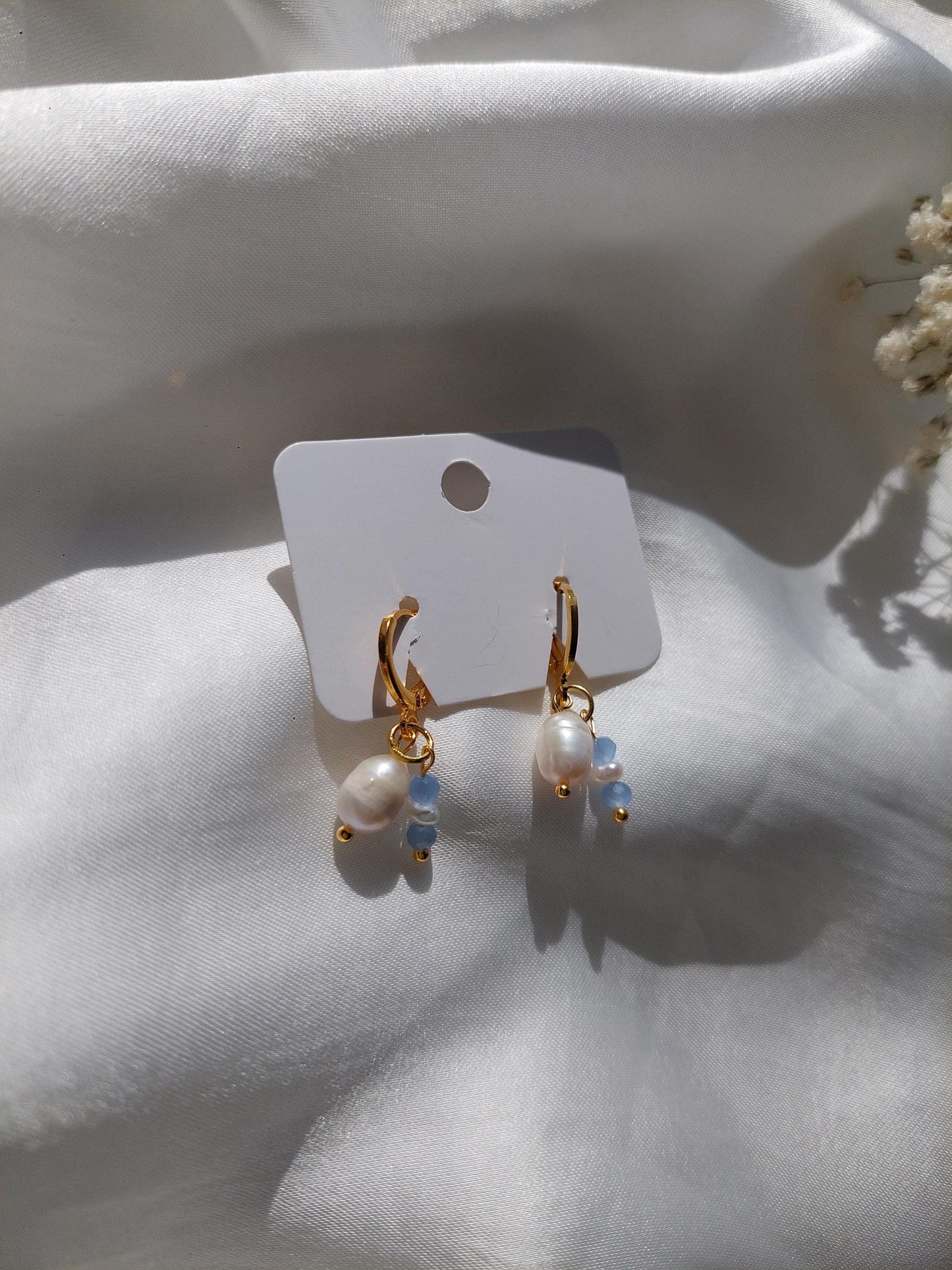 Vergoldete Perlen Creolen mit blauen Perlen – Zarte Edelstahl Ohrringe - Wedding - Gift For Her - Boho - Hängeohrringe - Muschelperlen