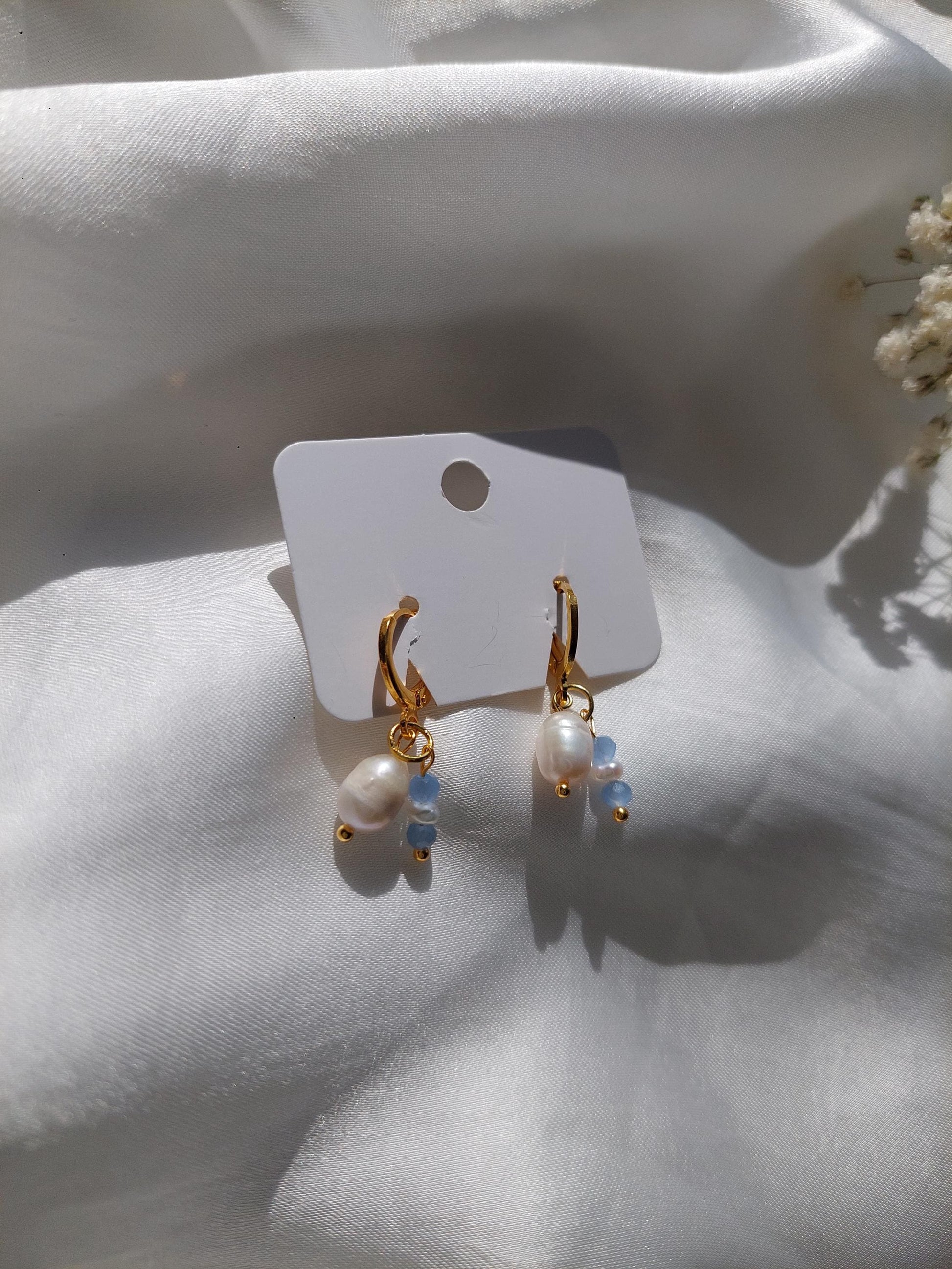 Vergoldete Perlen Creolen mit blauen Perlen – Zarte Edelstahl Ohrringe - Wedding - Gift For Her - Boho - Hängeohrringe - Muschelperlen