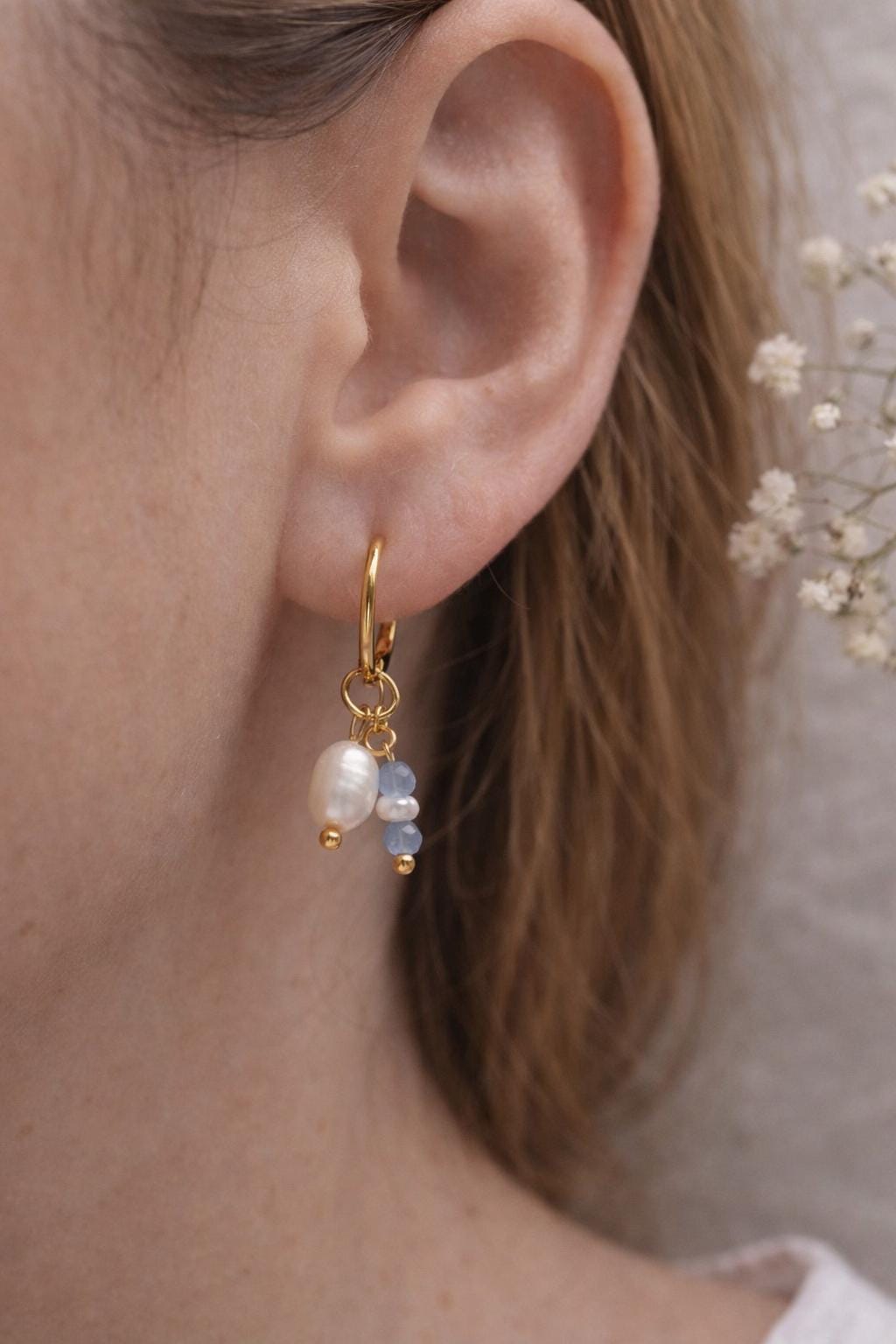 Vergoldete Perlen Creolen mit blauen Perlen – Zarte Edelstahl Ohrringe - Wedding - Gift For Her - Boho - Hängeohrringe - Muschelperlen