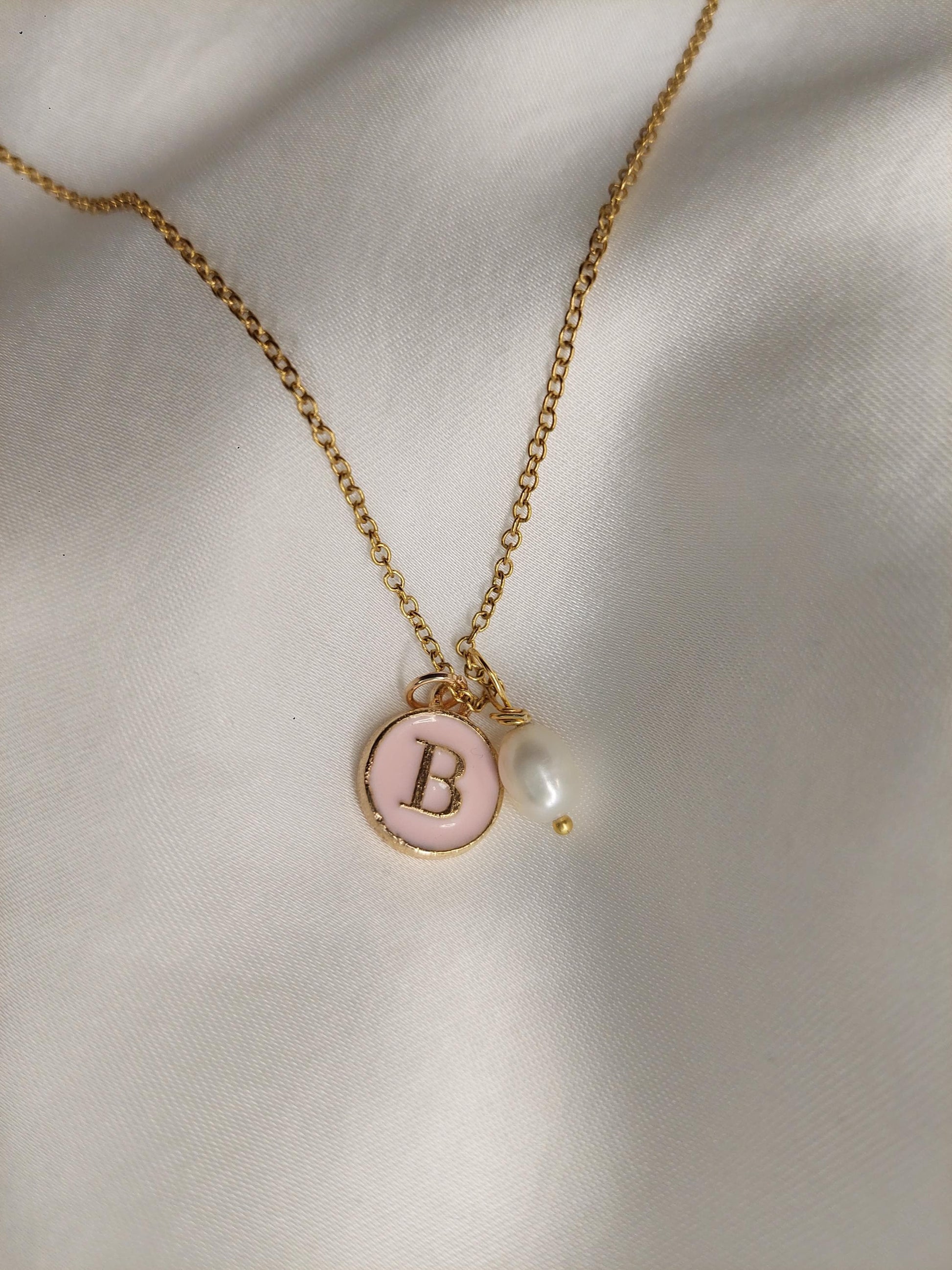 Personalisierte Buchstabenkette Gold mit Muschel Perle – Initial Kette Edelstahl Vergoldet - Boho - Elegant - Beach Vibes - gift for her