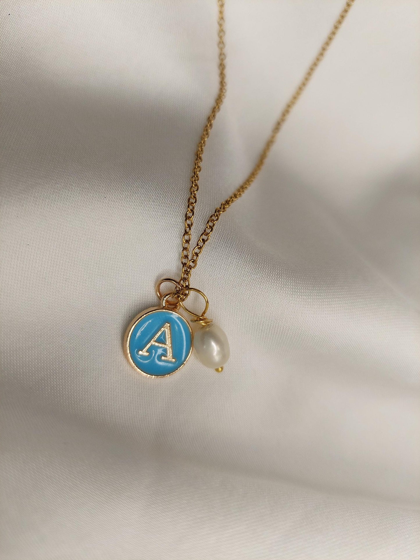 Personalisierte Buchstabenkette Gold mit Muschel Perle – Initial Kette Edelstahl Vergoldet - Boho - Elegant - Beach Vibes - gift for her