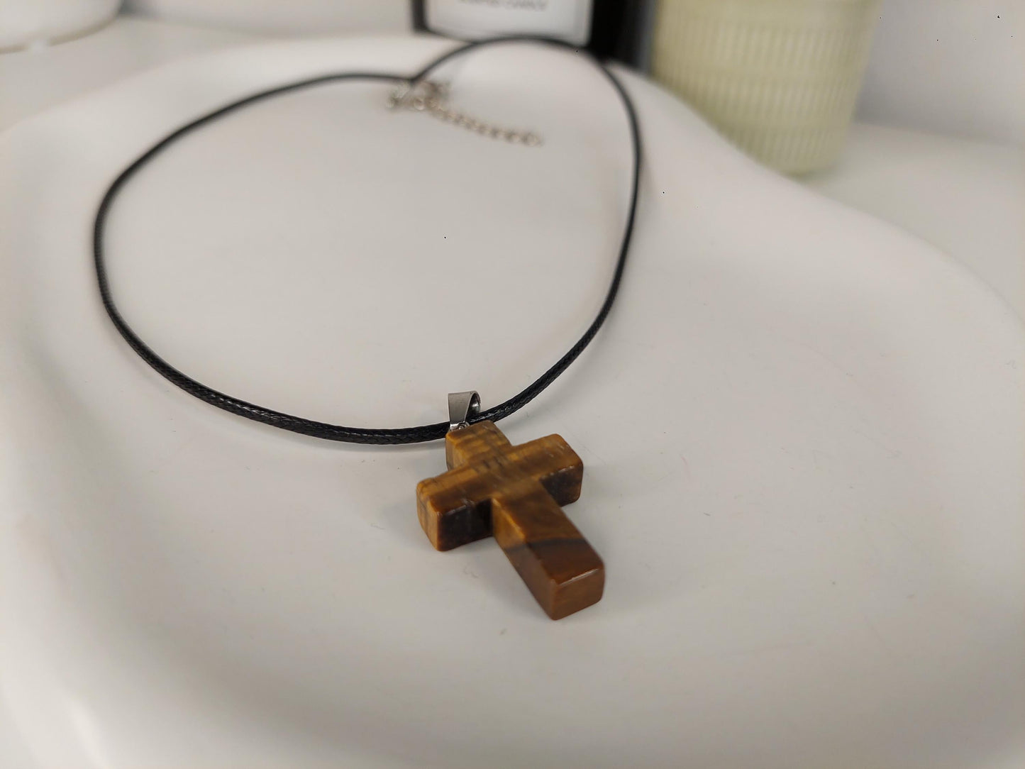Tigerauge Kreuz Kette – Lederimitat Halskette mit Naturstein Kreuz Anhänger - Christian - Spirituality - Boho - Cross - Schutz - Erdung -