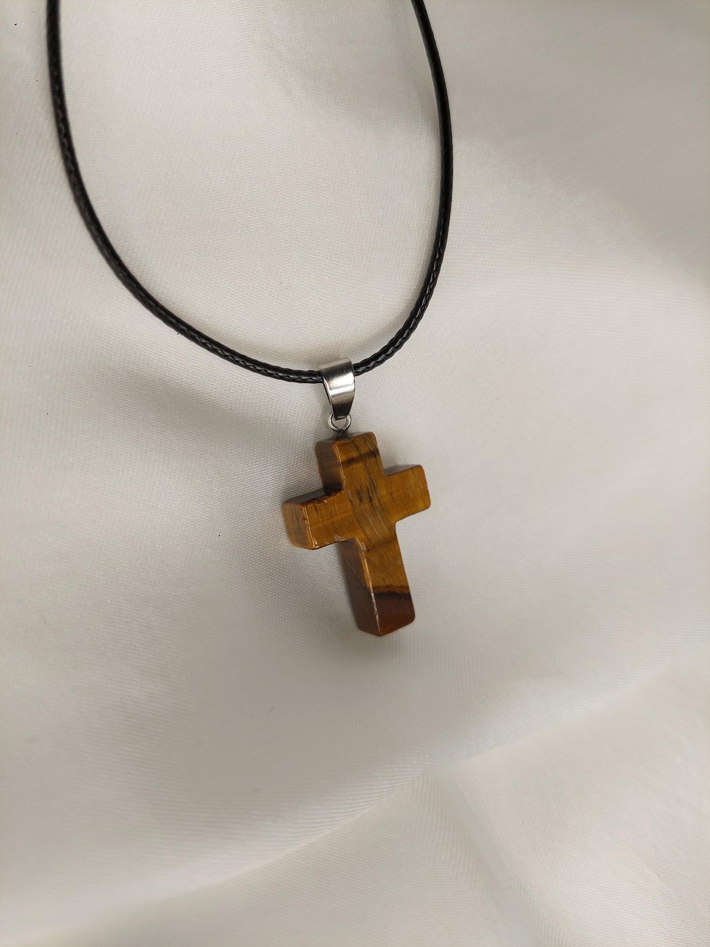 Tigerauge Kreuz Kette – Lederimitat Halskette mit Naturstein Kreuz Anhänger - Christian - Spirituality - Boho - Cross - Schutz - Erdung -