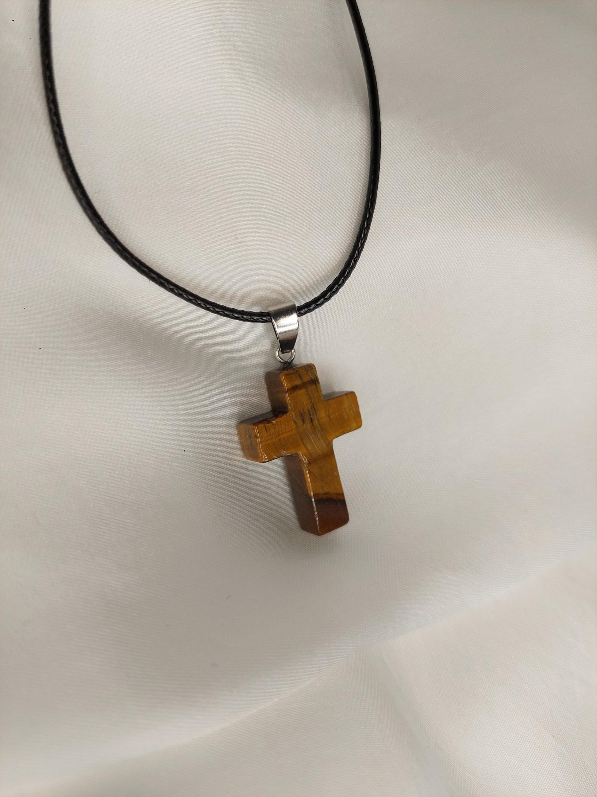 Tigerauge Kreuz Kette – Lederimitat Halskette mit Naturstein Kreuz Anhänger - Christian - Spirituality - Boho - Cross - Schutz - Erdung -