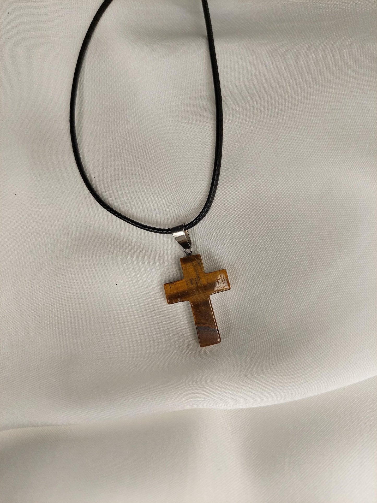Tigerauge Kreuz Kette – Lederimitat Halskette mit Naturstein Kreuz Anhänger - Christian - Spirituality - Boho - Cross - Schutz - Erdung -