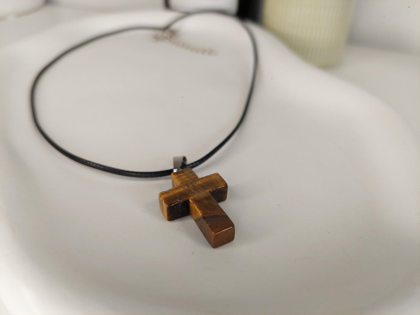 Tigerauge Kreuz Kette – Lederimitat Halskette mit Naturstein Kreuz Anhänger - Christian - Spirituality - Boho - Cross - Schutz - Erdung -