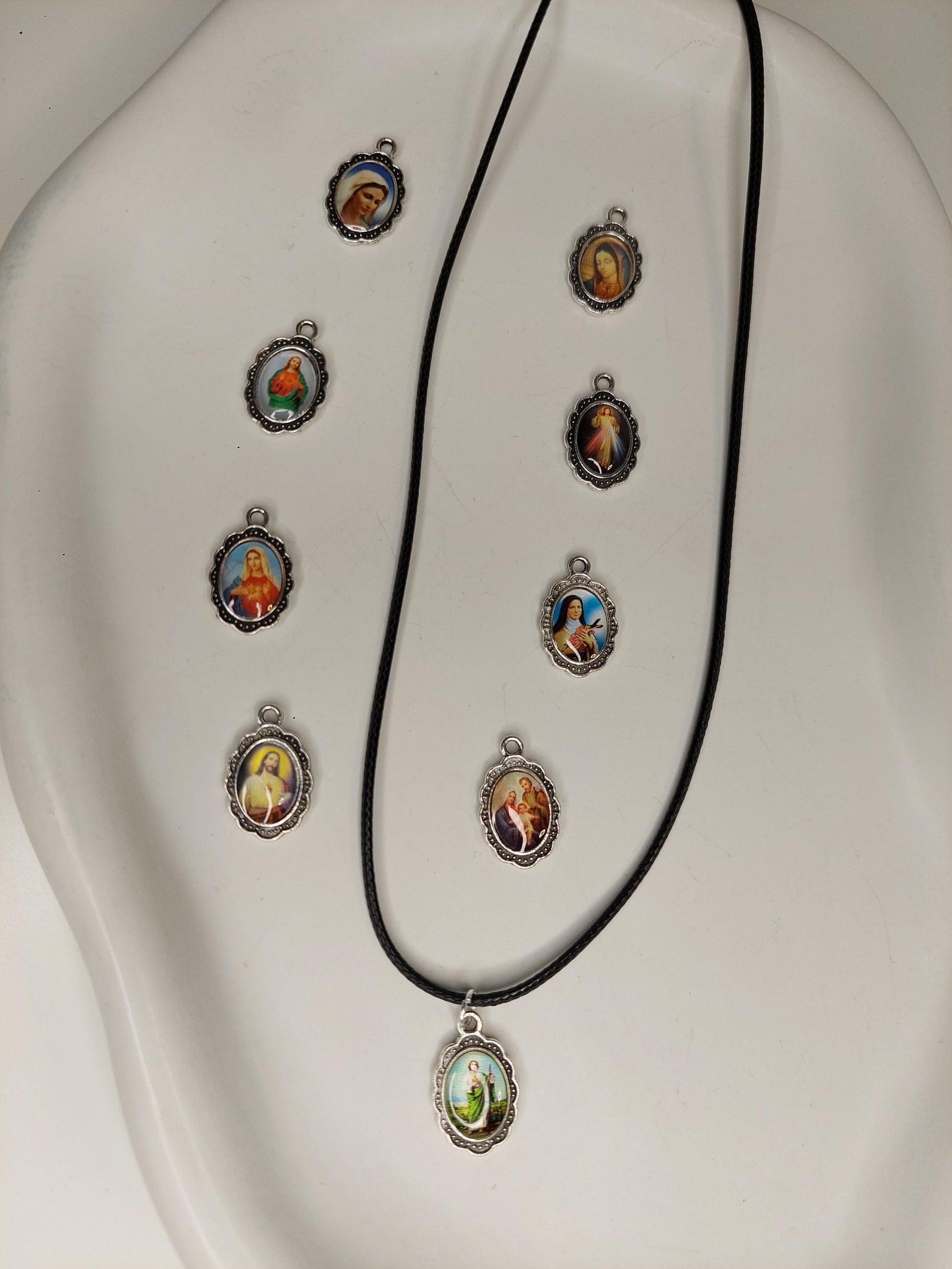 Religiöse Halskette mit Heiligen Anhänger – Maria / Jesus Kette Lederoptik - Christian - Boho - Spirituality - Prayer - Glaube -