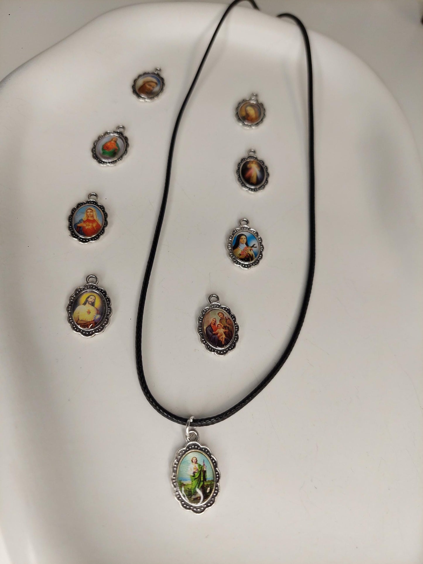 Religiöse Halskette mit Heiligen Anhänger – Maria / Jesus Kette Lederoptik - Christian - Boho - Spirituality - Prayer - Glaube -