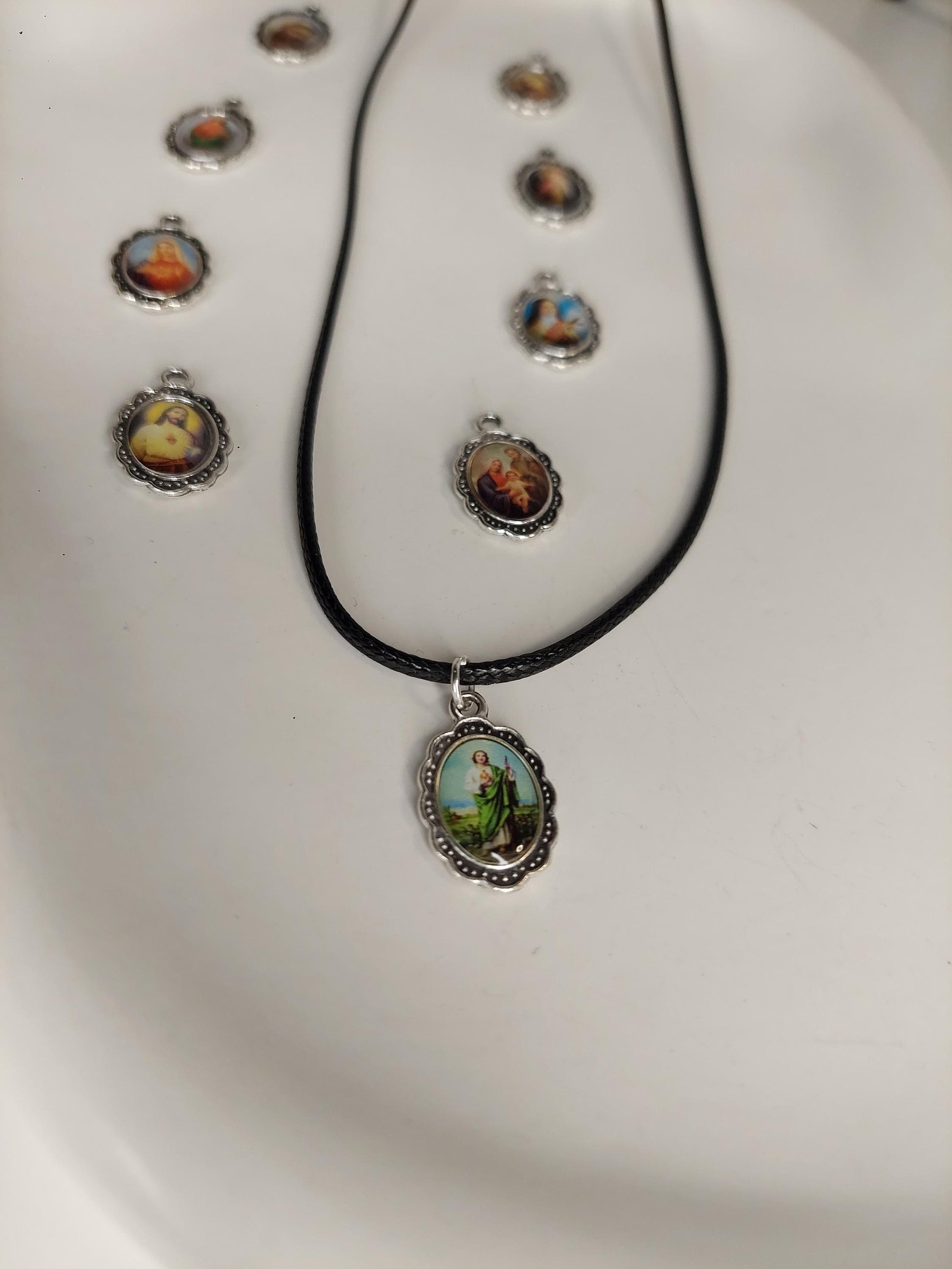 Religiöse Halskette mit Heiligen Anhänger – Maria / Jesus Kette Lederoptik - Christian - Boho - Spirituality - Prayer - Glaube -