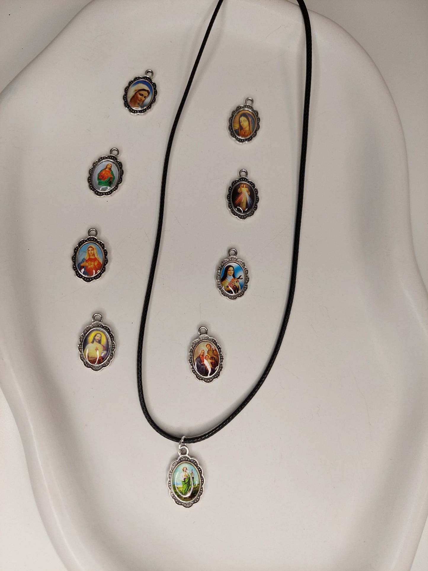 Religiöse Halskette mit Heiligen Anhänger – Maria / Jesus Kette Lederoptik - Christian - Boho - Spirituality - Prayer - Glaube -