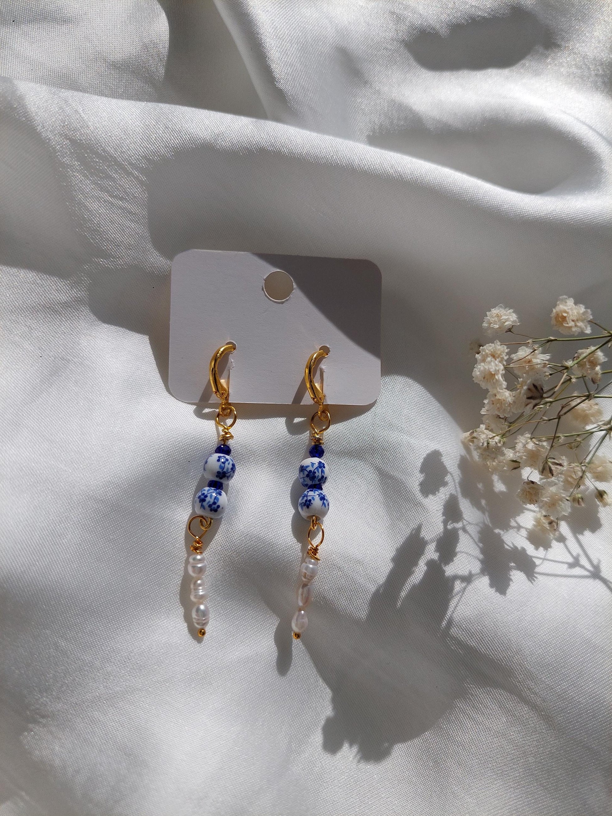 Romantische Porzellan-Perlenohrringe mit Shell Pearls | Vergoldeter Edelstahl | Blau-Weiß Ohrringe | Handgemachter Schmuck | Elegant & Zeitl
