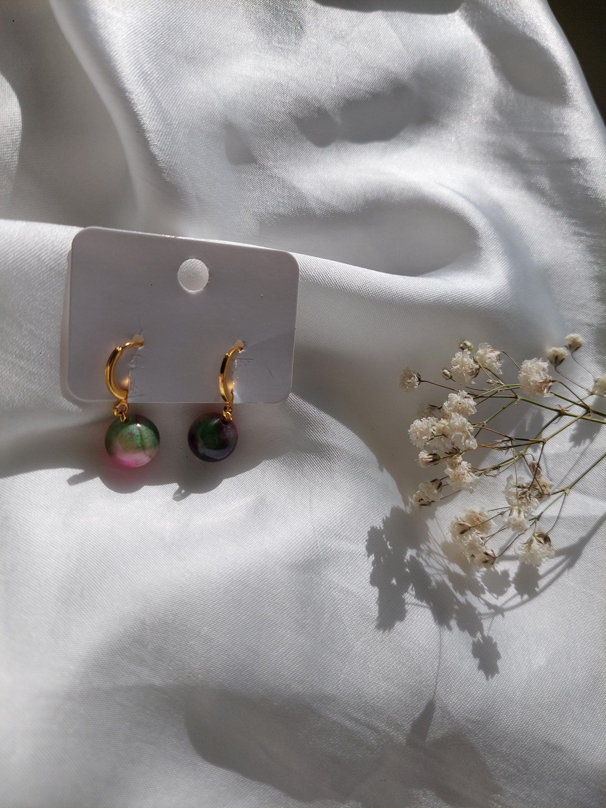 Grün Pinke Edelstein Ohrringe Gold | Minimalistische Creolen | Edelstahl Vergoldet | Natürlicher Schmuck | Geschenk für Sie