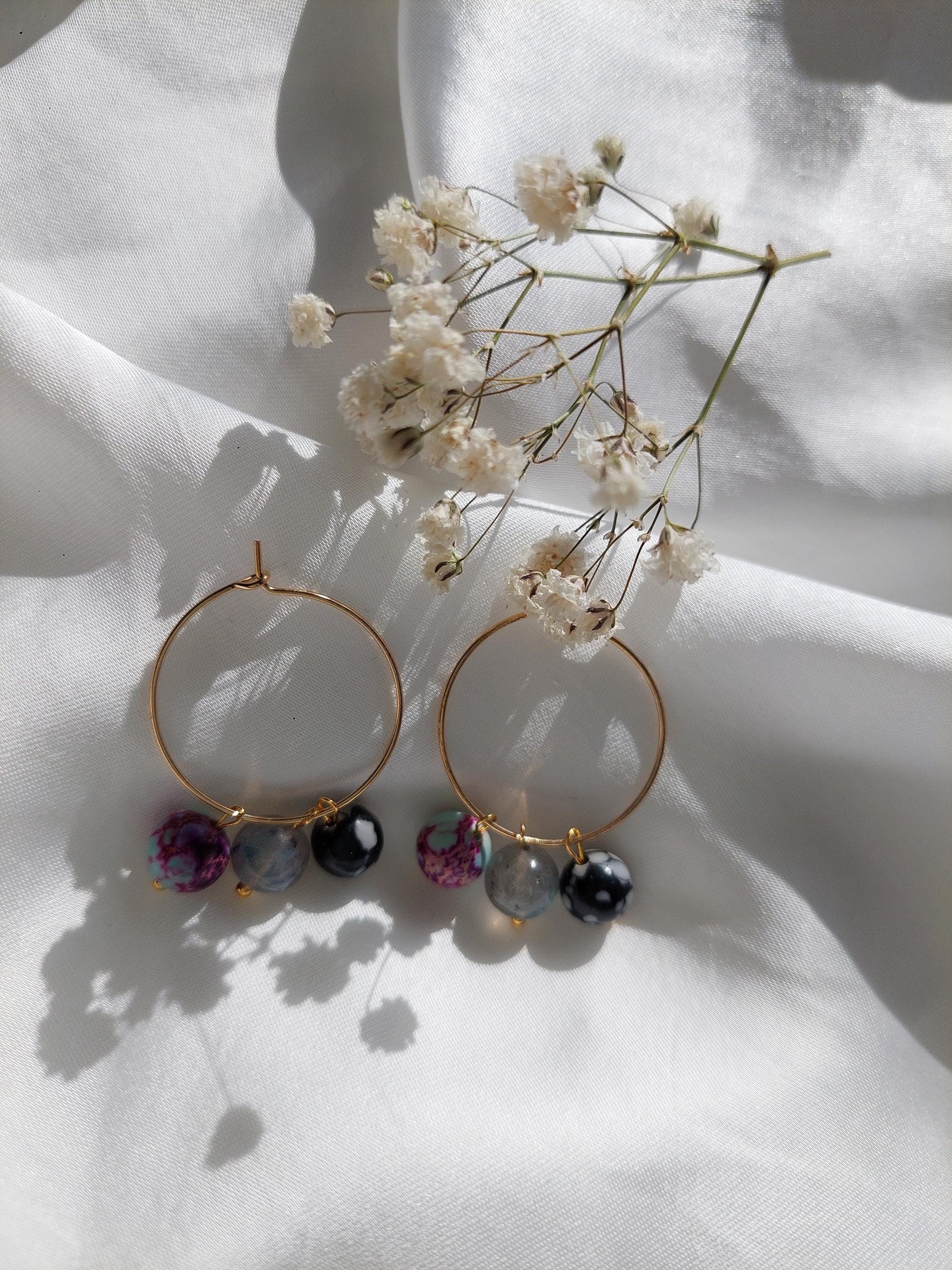 Bunte Blumen Ohrringe Gold | Verspielte Statement Earrings | Edelstahl Vergoldet | Sommer Schmuck | Farbige Perlen Ohrringe | Boho Style