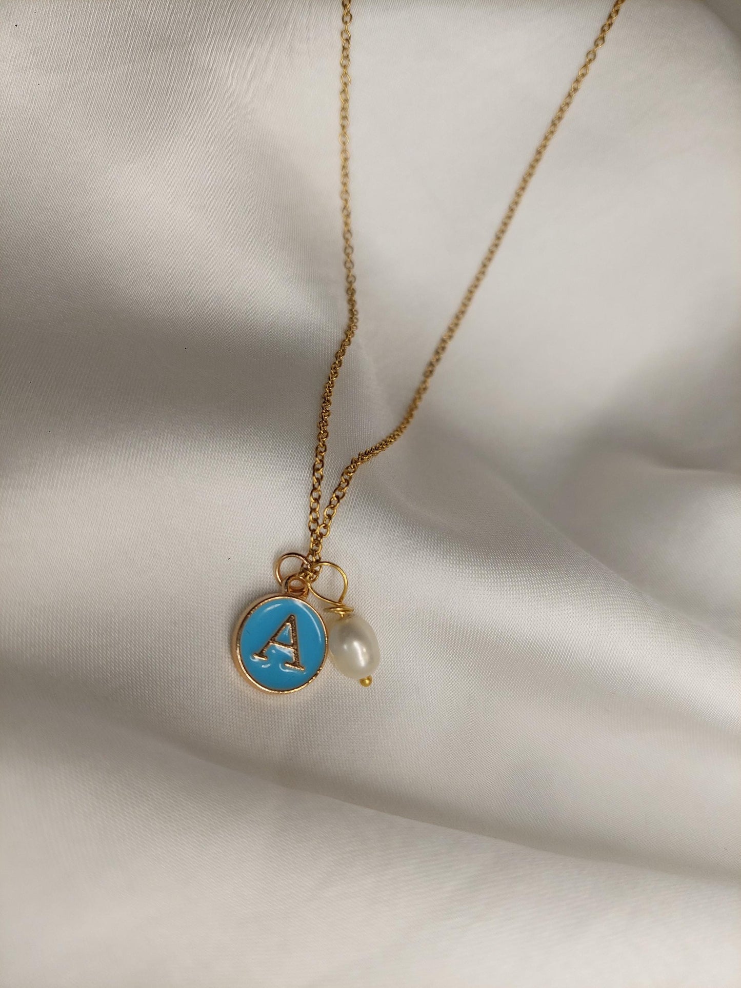 Personalisierte Buchstabenkette Gold mit Muschel Perle – Initial Kette Edelstahl Vergoldet - Boho - Elegant - Beach Vibes - gift for her