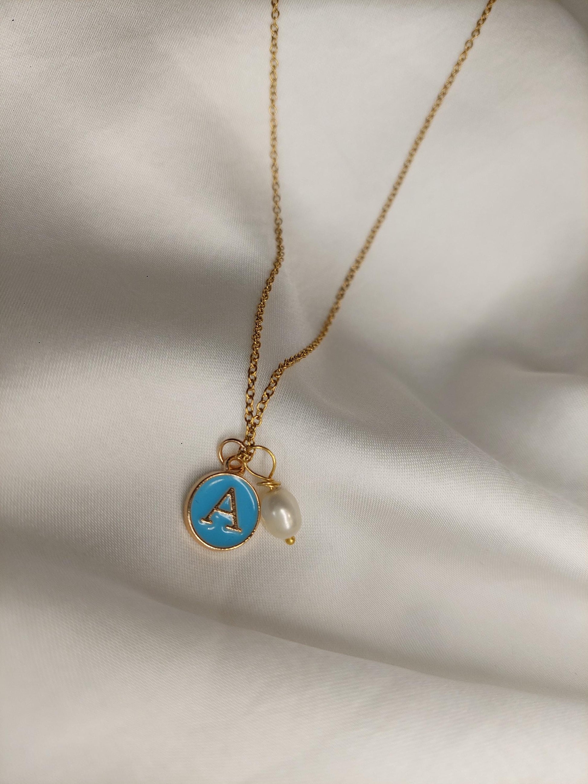 Personalisierte Buchstabenkette Gold mit Muschel Perle – Initial Kette Edelstahl Vergoldet - Boho - Elegant - Beach Vibes - gift for her