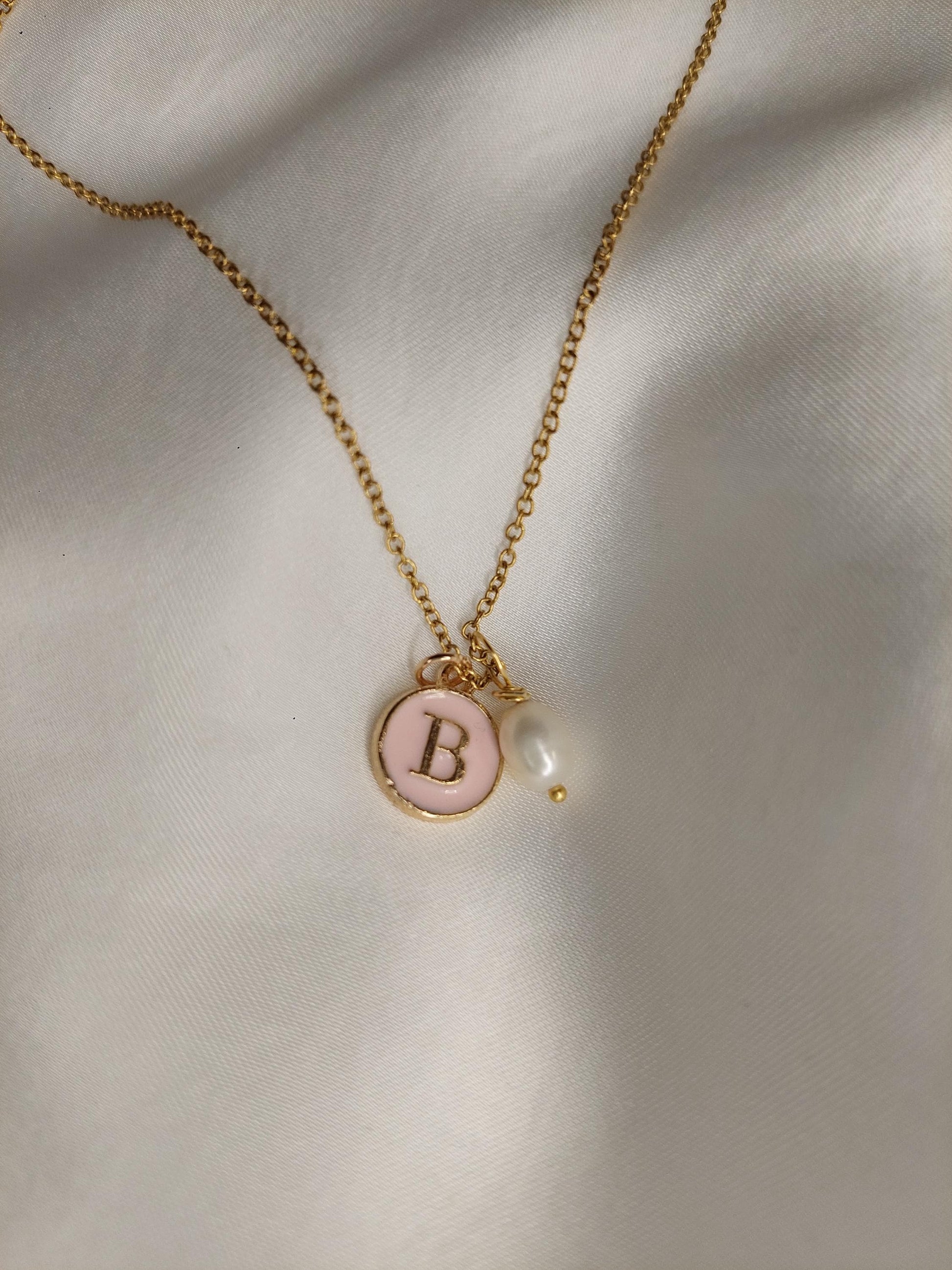 Personalisierte Buchstabenkette Gold mit Muschel Perle – Initial Kette Edelstahl Vergoldet - Boho - Elegant - Beach Vibes - gift for her
