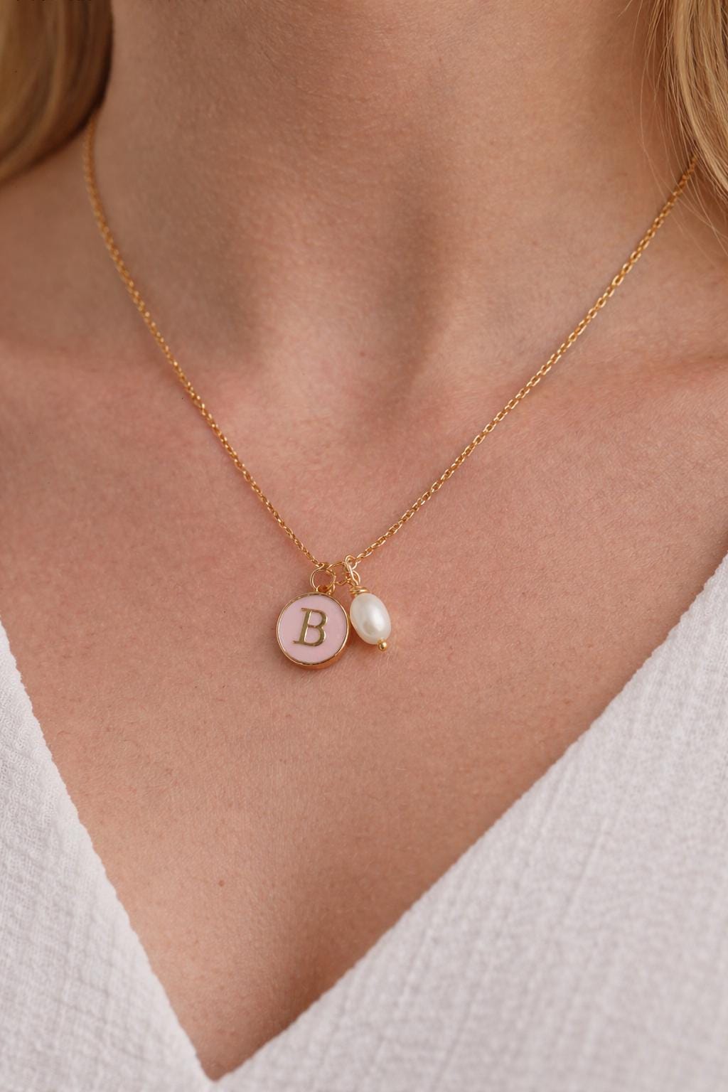 Personalisierte Buchstabenkette Gold mit Muschel Perle – Initial Kette Edelstahl Vergoldet - Boho - Elegant - Beach Vibes - gift for her