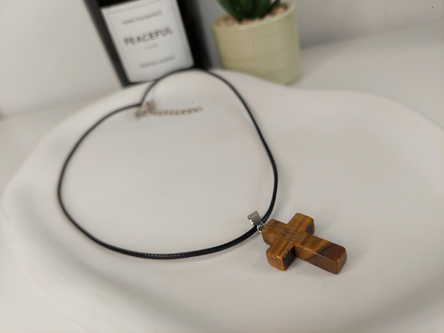 Tigerauge Kreuz Kette – Lederimitat Halskette mit Naturstein Kreuz Anhänger - Christian - Spirituality - Boho - Cross - Schutz - Erdung -