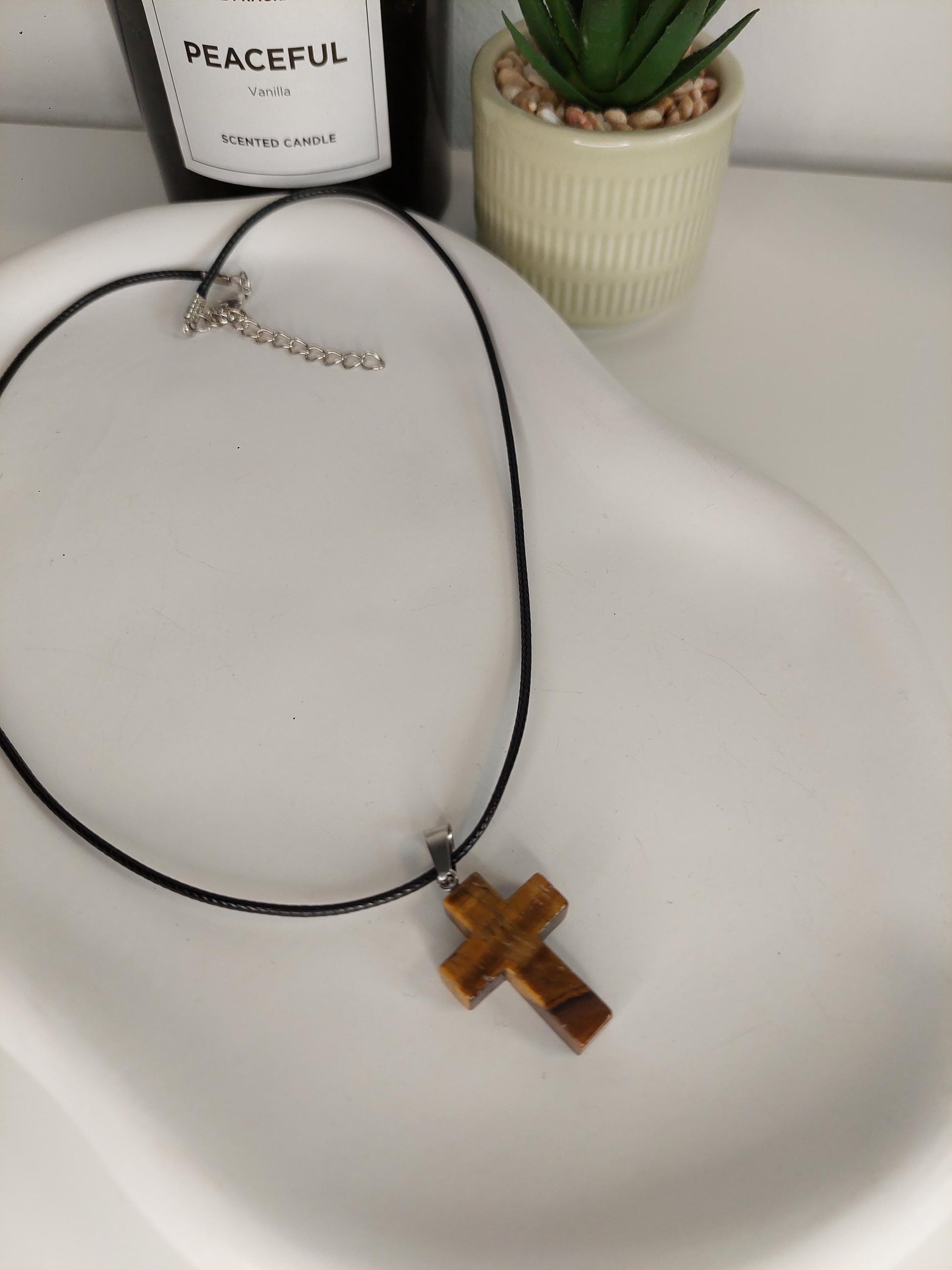 Tigerauge Kreuz Kette – Lederimitat Halskette mit Naturstein Kreuz Anhänger - Christian - Spirituality - Boho - Cross - Schutz - Erdung -