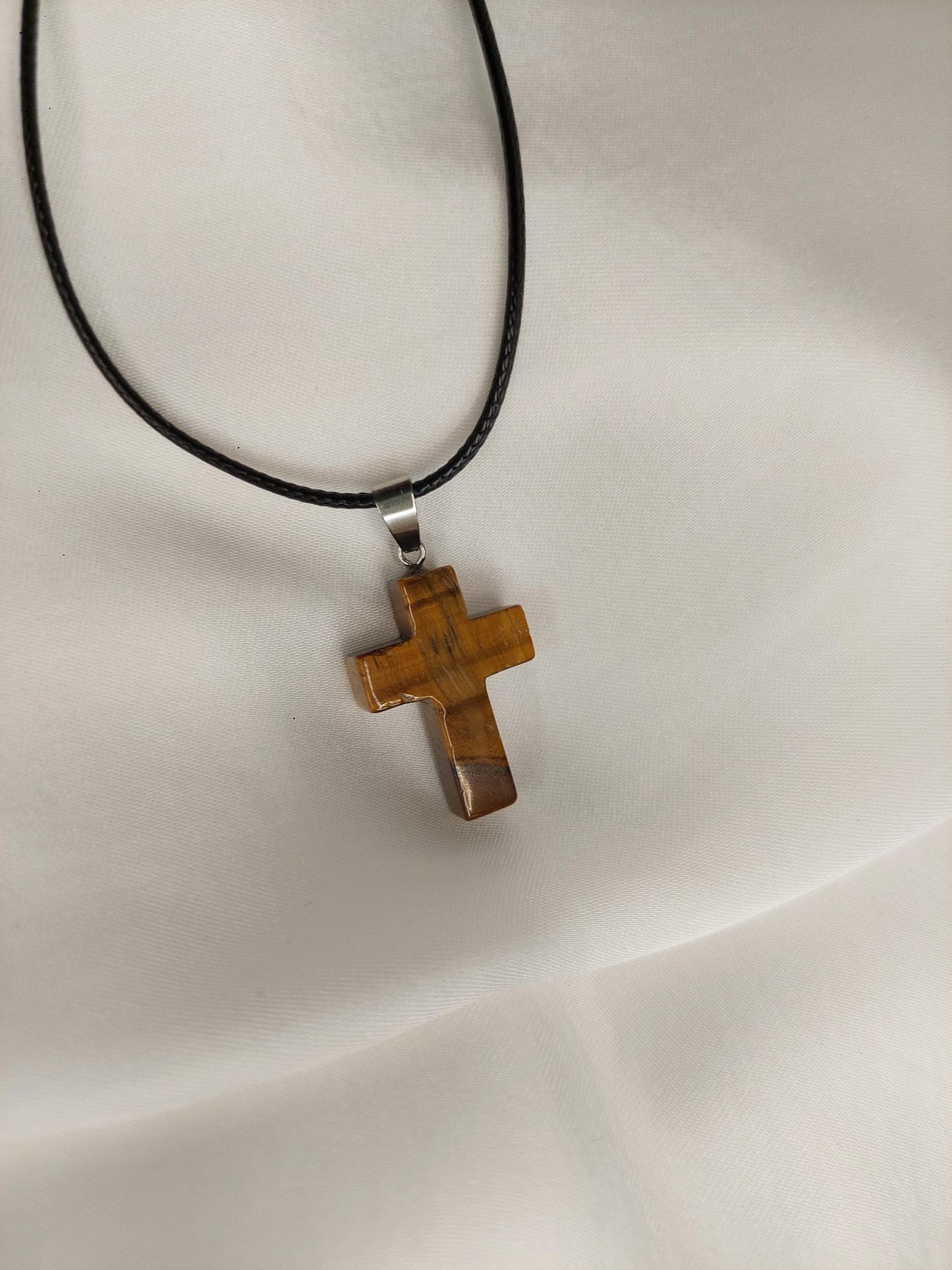 Tigerauge Kreuz Kette – Lederimitat Halskette mit Naturstein Kreuz Anhänger - Christian - Spirituality - Boho - Cross - Schutz - Erdung -