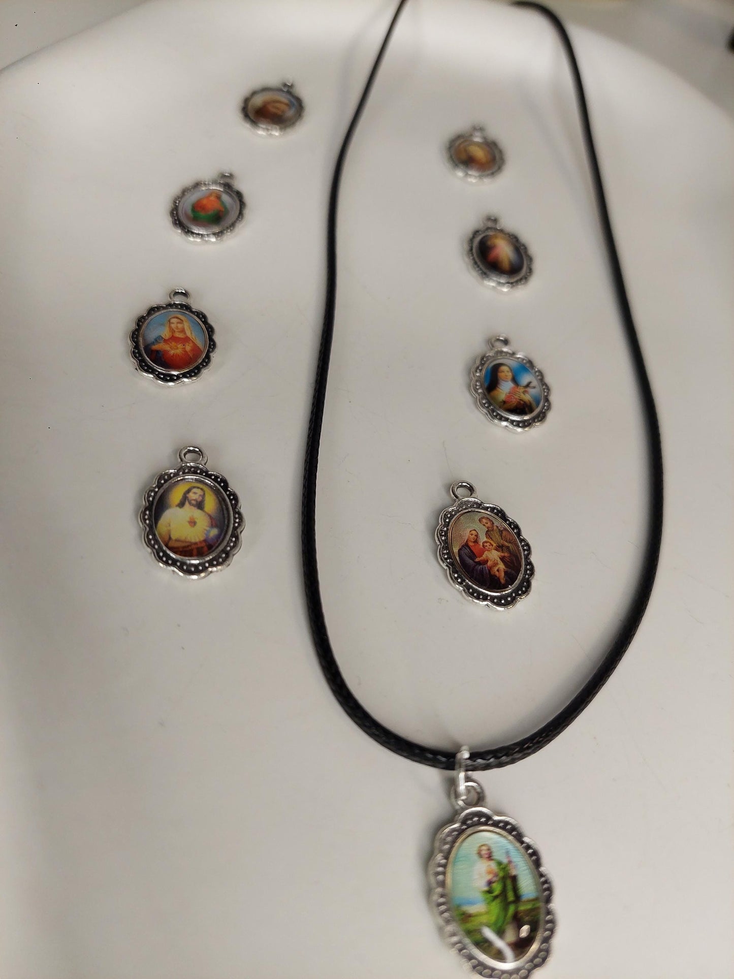 Religiöse Halskette mit Heiligen Anhänger – Maria / Jesus Kette Lederoptik - Christian - Boho - Spirituality - Prayer - Glaube -