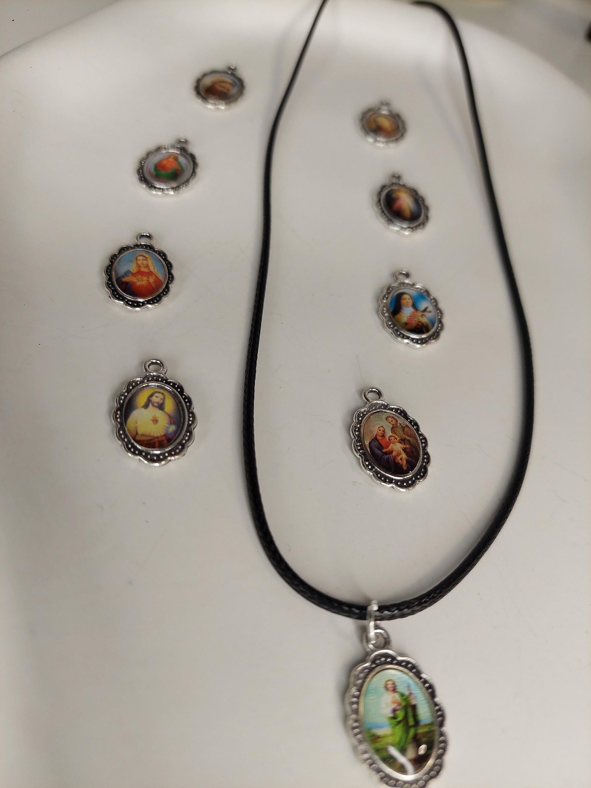 Religiöse Halskette mit Heiligen Anhänger – Maria / Jesus Kette Lederoptik - Christian - Boho - Spirituality - Prayer - Glaube -