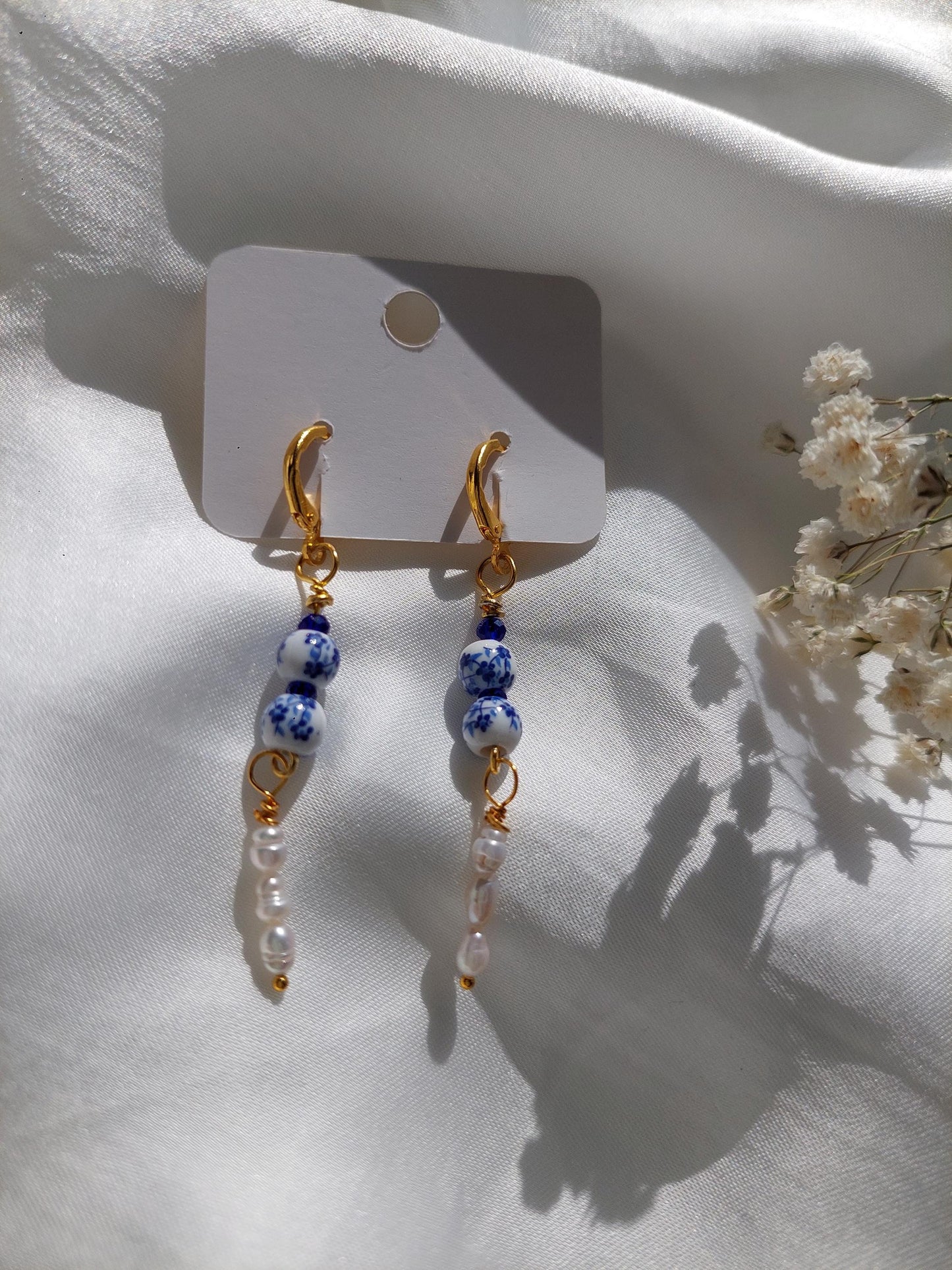 Romantische Porzellan-Perlenohrringe mit Shell Pearls | Vergoldeter Edelstahl | Blau-Weiß Ohrringe | Handgemachter Schmuck | Elegant & Zeitl