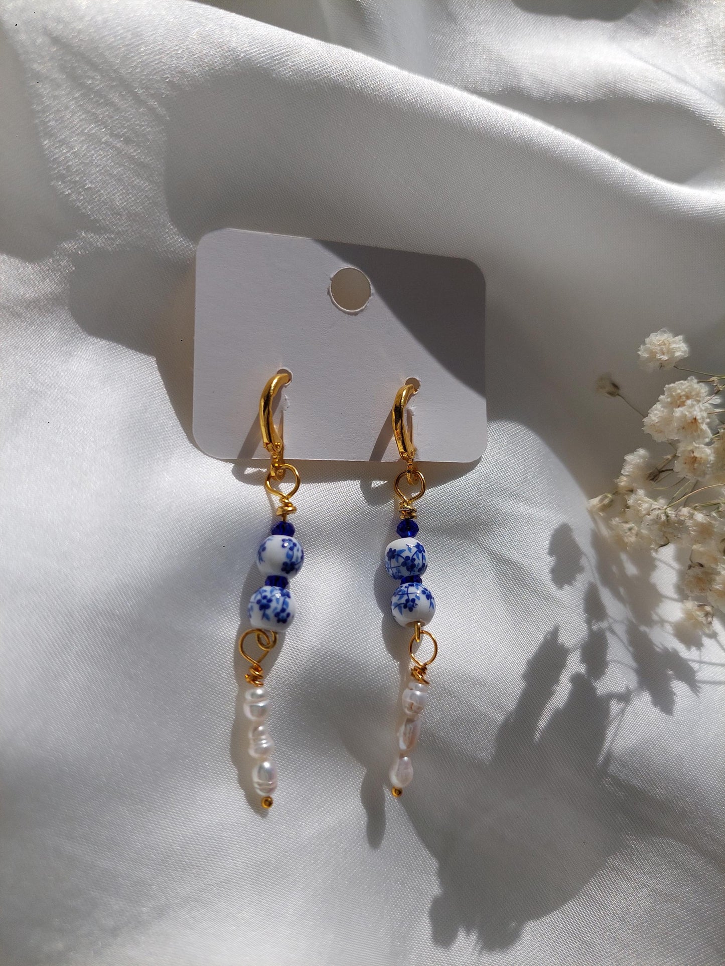 Romantische Porzellan-Perlenohrringe mit Shell Pearls | Vergoldeter Edelstahl | Blau-Weiß Ohrringe | Handgemachter Schmuck | Elegant & Zeitl