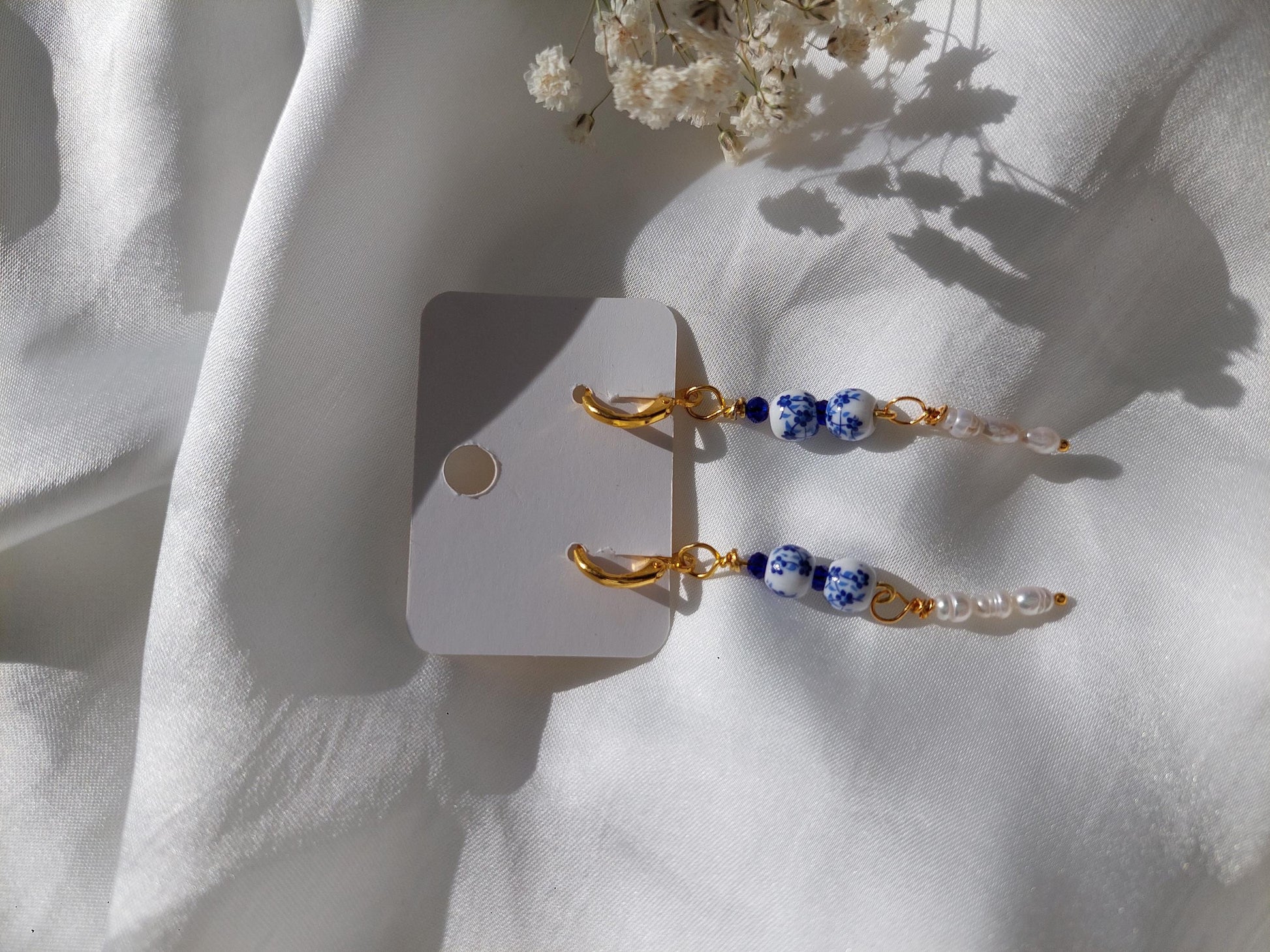 Romantische Porzellan-Perlenohrringe mit Shell Pearls | Vergoldeter Edelstahl | Blau-Weiß Ohrringe | Handgemachter Schmuck | Elegant & Zeitl
