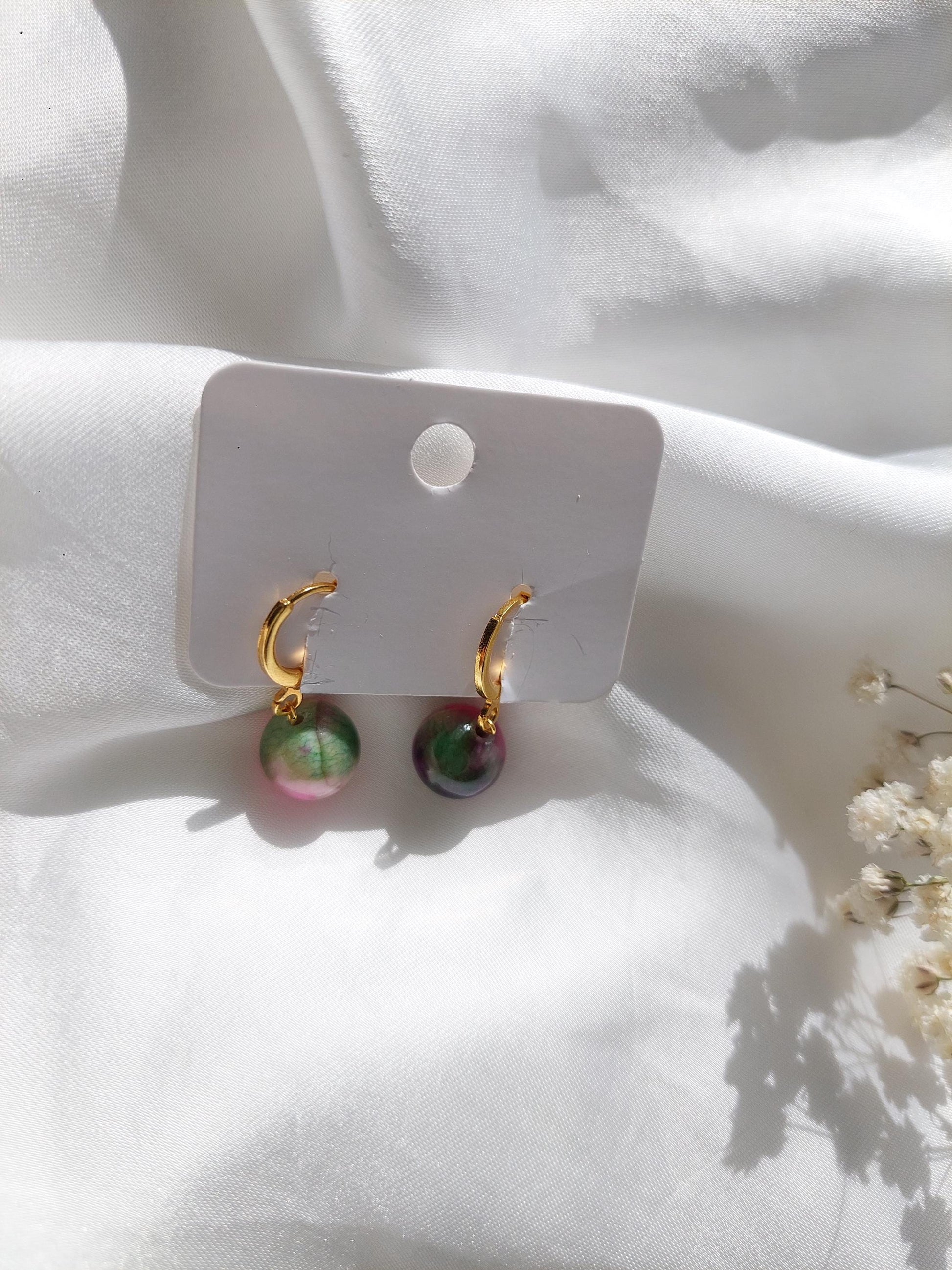 Grün Pinke Edelstein Ohrringe Gold | Minimalistische Creolen | Edelstahl Vergoldet | Natürlicher Schmuck | Geschenk für Sie
