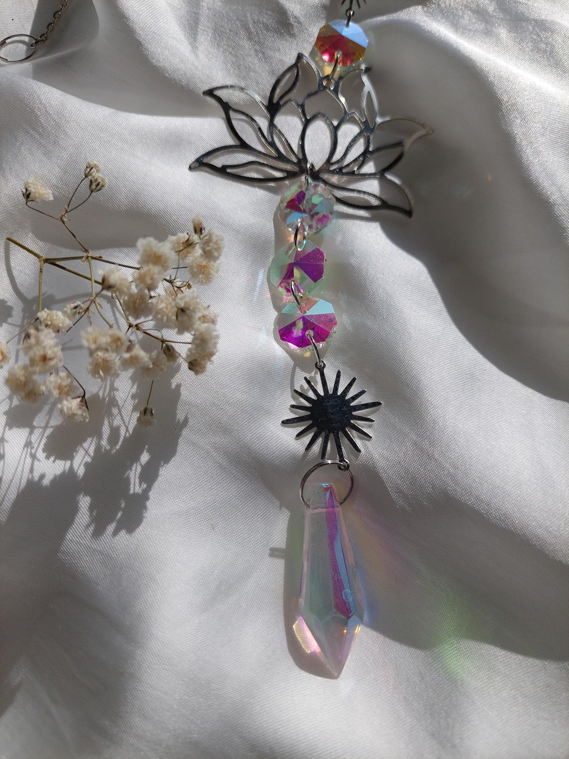 Lotus Suncatcher Gold oder Silber – Kristall Lichtfänger mit Regenbogen Effekt – Spirituelle Fenster Deko, Sonnenfänger für positive Energie