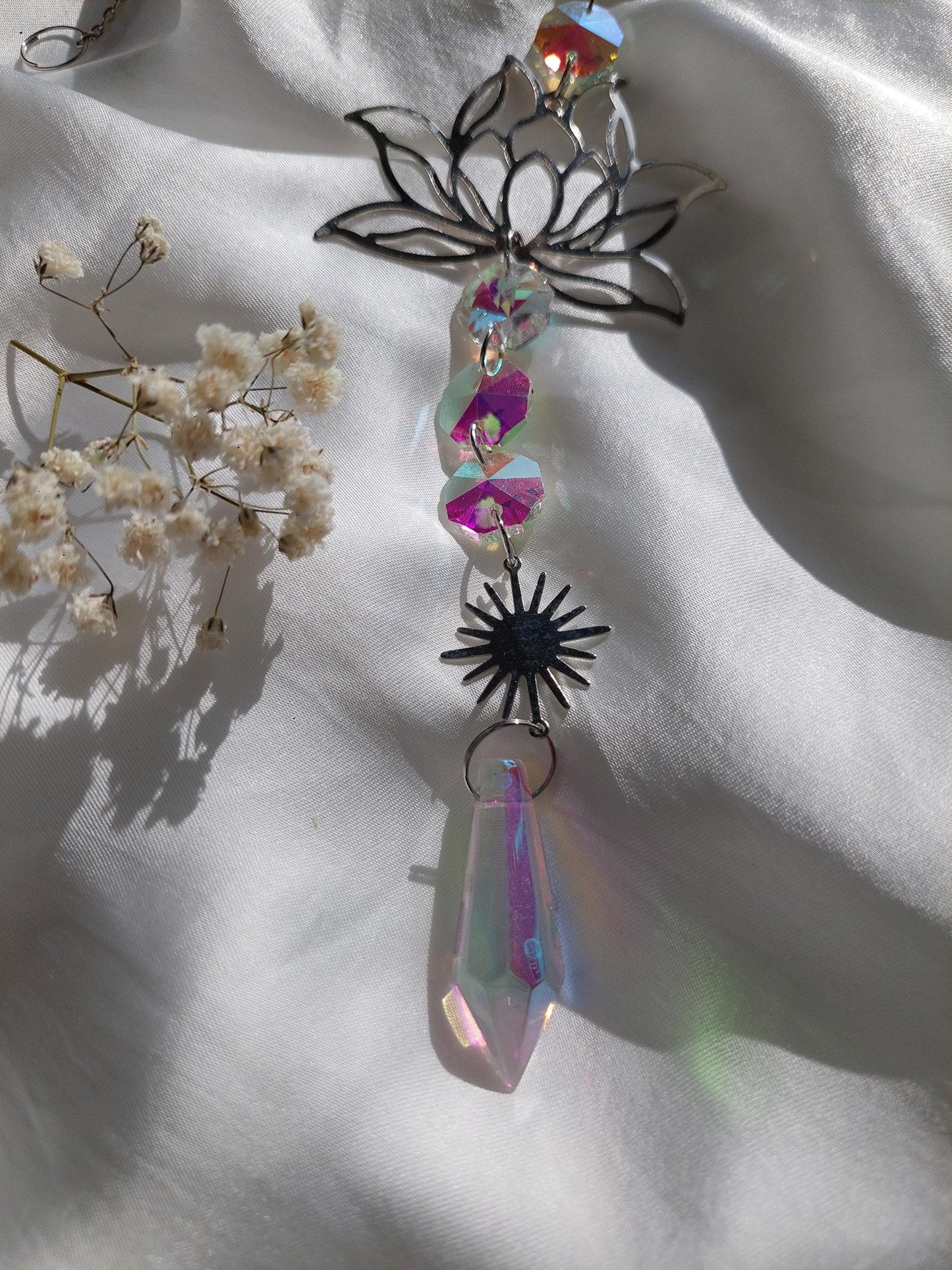 Lotus Suncatcher Gold oder Silber – Kristall Lichtfänger mit Regenbogen Effekt – Spirituelle Fenster Deko, Sonnenfänger für positive Energie