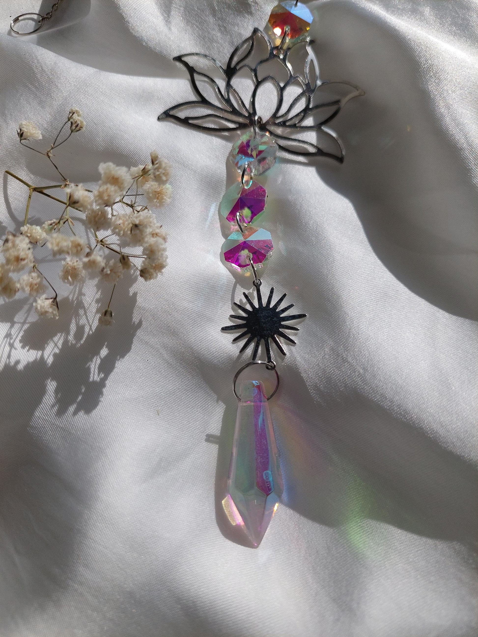 Lotus Suncatcher Gold oder Silber – Kristall Lichtfänger mit Regenbogen Effekt – Spirituelle Fenster Deko, Sonnenfänger für positive Energie