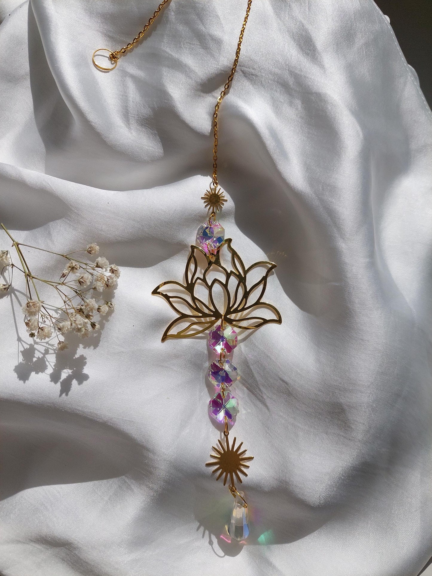 Lotus Suncatcher Gold oder Silber – Kristall Lichtfänger mit Regenbogen Effekt – Spirituelle Fenster Deko, Sonnenfänger für positive Energie