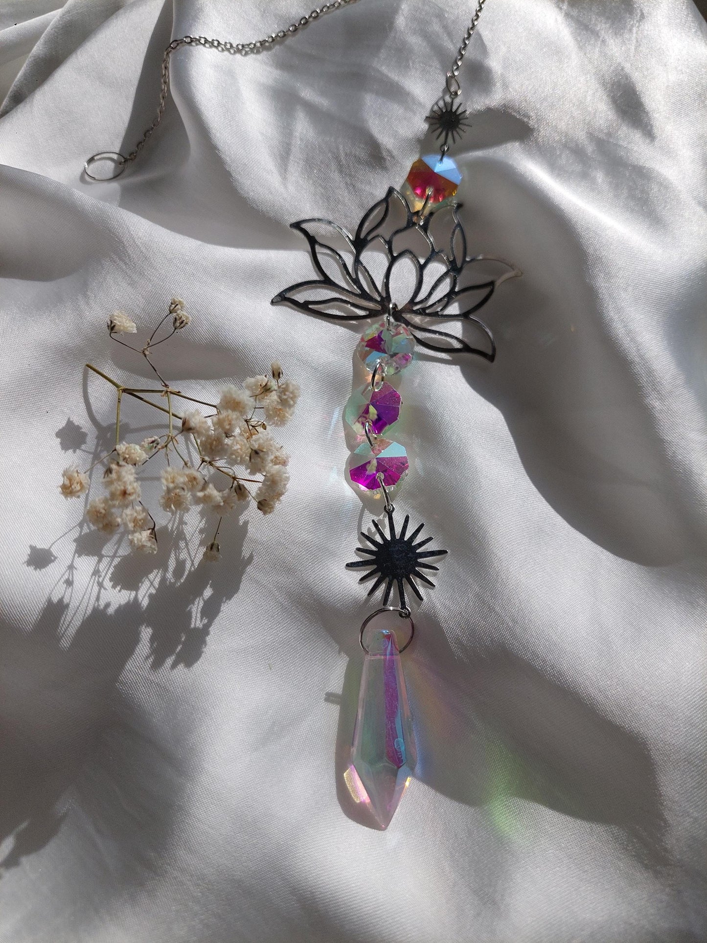 Lotus Suncatcher Gold oder Silber – Kristall Lichtfänger mit Regenbogen Effekt – Spirituelle Fenster Deko, Sonnenfänger für positive Energie