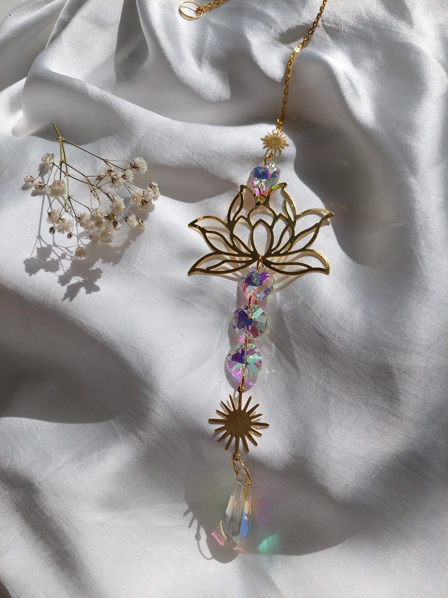 Lotus Suncatcher Gold oder Silber – Kristall Lichtfänger mit Regenbogen Effekt – Spirituelle Fenster Deko, Sonnenfänger für positive Energie