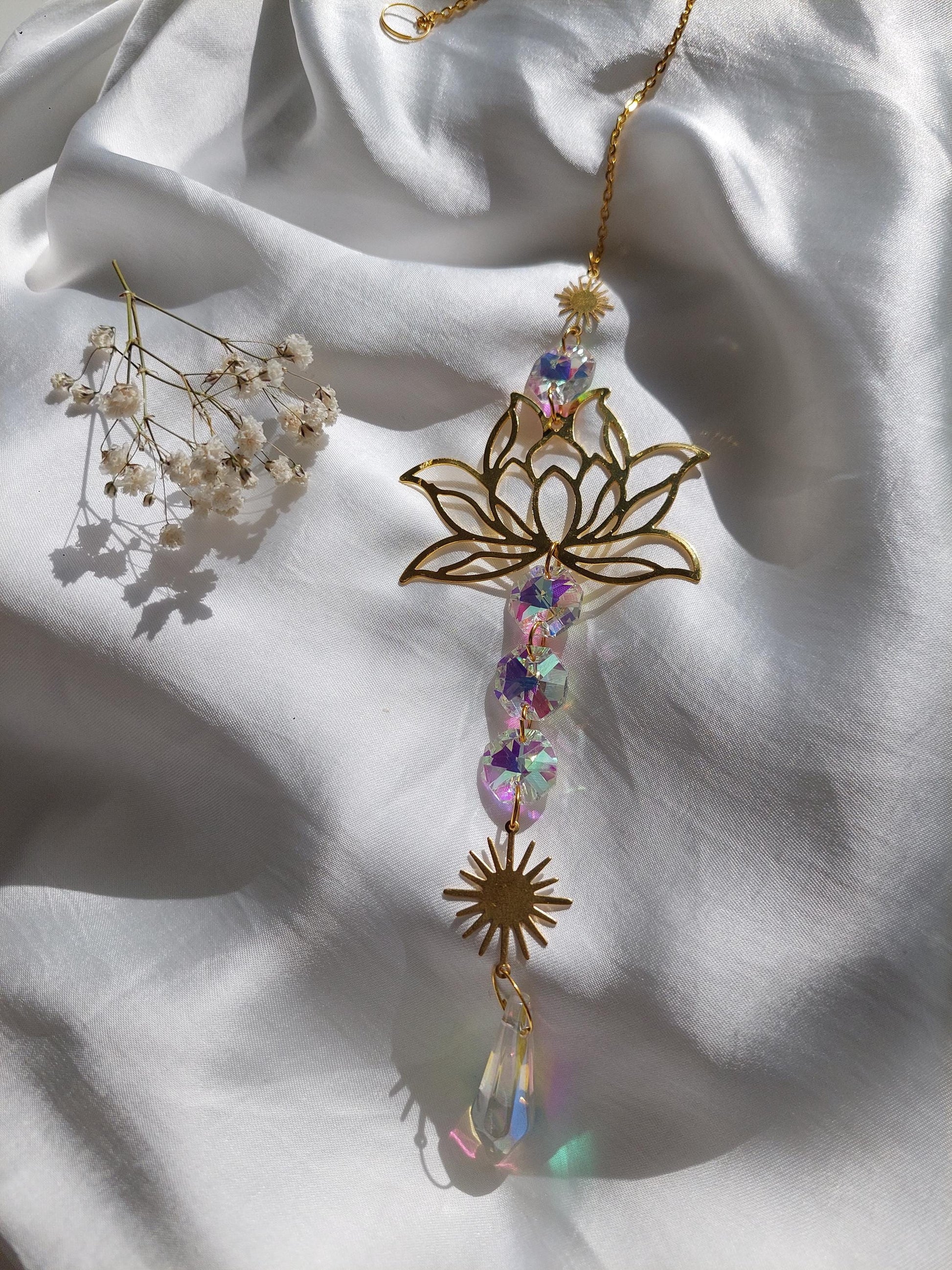 Lotus Suncatcher Gold oder Silber – Kristall Lichtfänger mit Regenbogen Effekt – Spirituelle Fenster Deko, Sonnenfänger für positive Energie