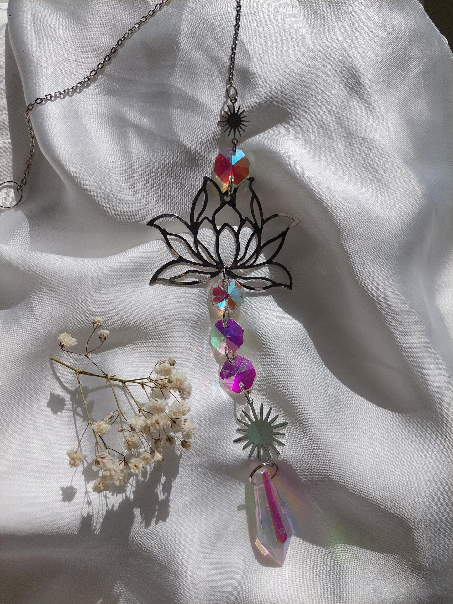 Lotus Suncatcher Gold oder Silber – Kristall Lichtfänger mit Regenbogen Effekt – Spirituelle Fenster Deko, Sonnenfänger für positive Energie
