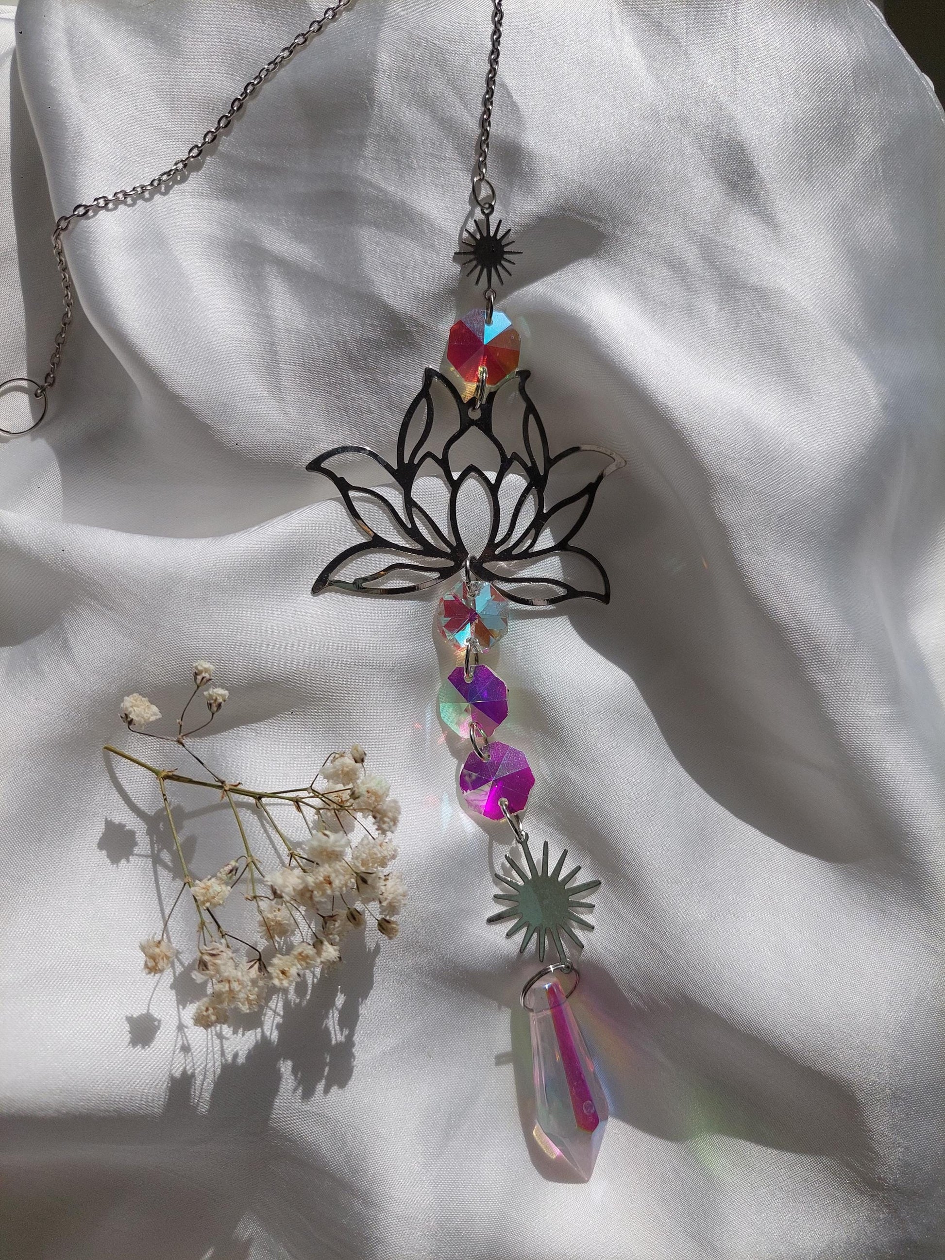 Lotus Suncatcher Gold oder Silber – Kristall Lichtfänger mit Regenbogen Effekt – Spirituelle Fenster Deko, Sonnenfänger für positive Energie